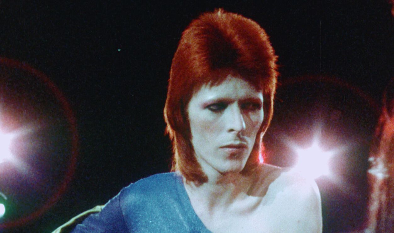 Gettyimages - 73989448, Ziggy Stardust Era Bowie In LA LOS ANGELES - 1973: Musician David Bowie performs onstage during his 