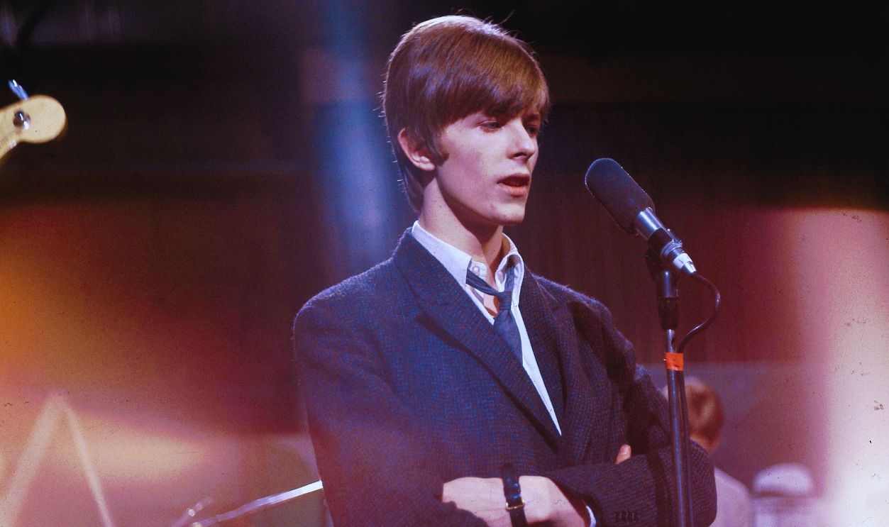 Gettyimages - 84879680, Before They Were Famous UNITED KINGDOM - MARCH 01: Photo of David BOWIE; David Bowie and the Buzz performing on tv show at Wembley Studios