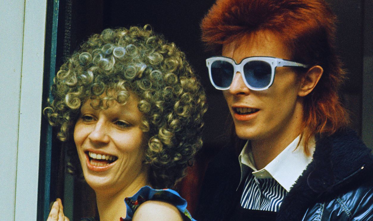 Gettyimages - 589330976, UK - David Bowie Dies Aged 69 David Bowie with his wife Angie Bowie in London in 1974. Angie Bowie divorced David Bowie in1980. David Bowie died of caner in January 10, 2016 
