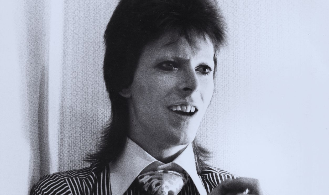 Gettyimages - 519726082, David Bowie David Bowie in Ziggy Stardust era wearing striped shirt and broad, patterned tie, 1973. 