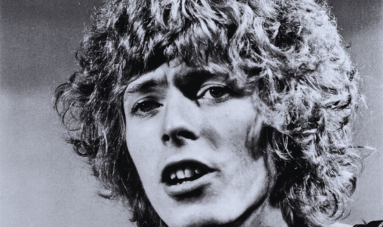 Gettyimages - 74255104, David Bowie Performing CIRCA 1969: Musician David Bowie performs in circa 1969.