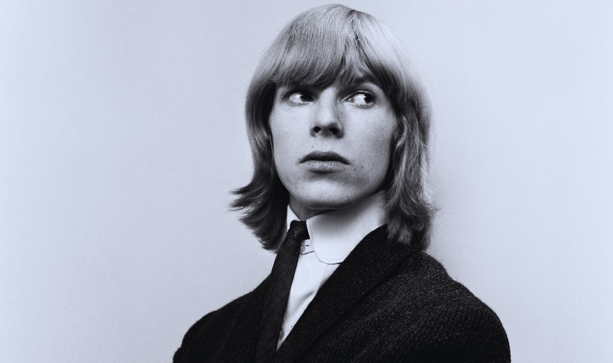 Gettyimages - 925879872, David Bowie 1965 British pop singer David Bowie pictured when he was known as Davie Jones, outside the BBC Television Centre waiting to speak to Barry Langford, producer of the show 'Gad Zooks Its All happening'. Davie and his group were banned due to the length of their hair but the producer eventually allowed them to appear on the Monday's evening show on condition they get their hair done by BBC TV Make up department, 5th March 1965 .