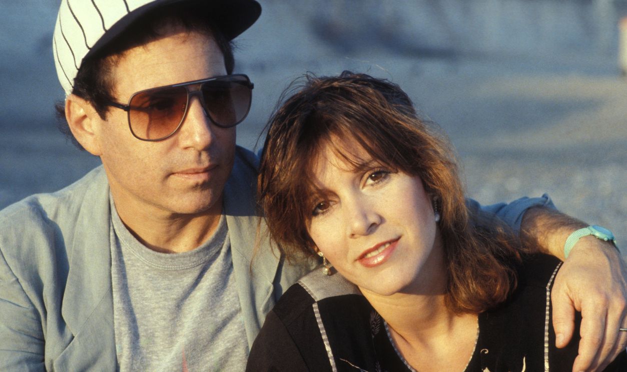 Close-up of Paul Simon and Carrie Fisher on September 20, 1983 in France. 