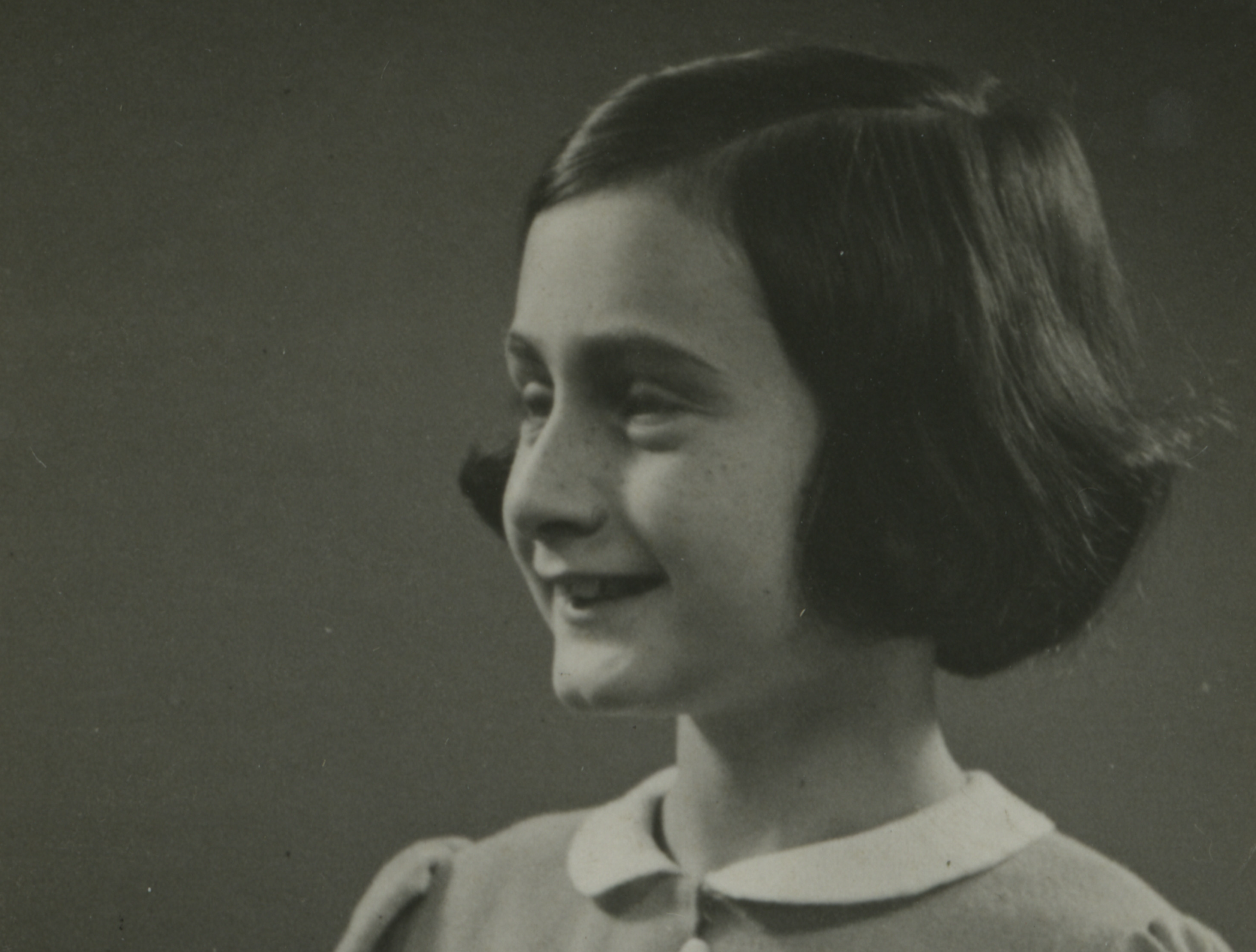 File:Anne Frank, 1938 - 31957985911.jpg
