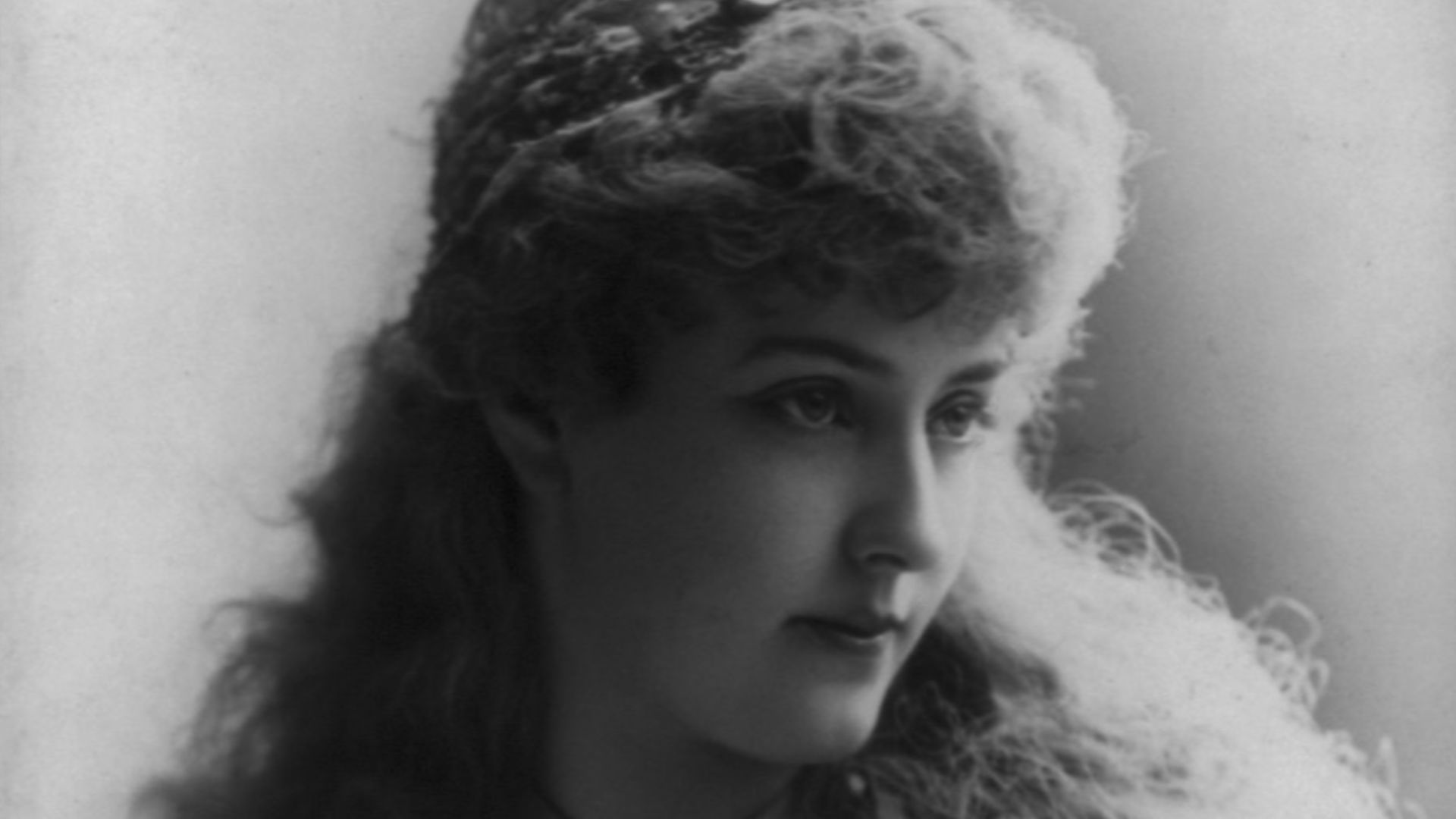 File:Lillian Russell, 1861-1922, full-length portrait, standing, facing left LCCN2005685777.jpg