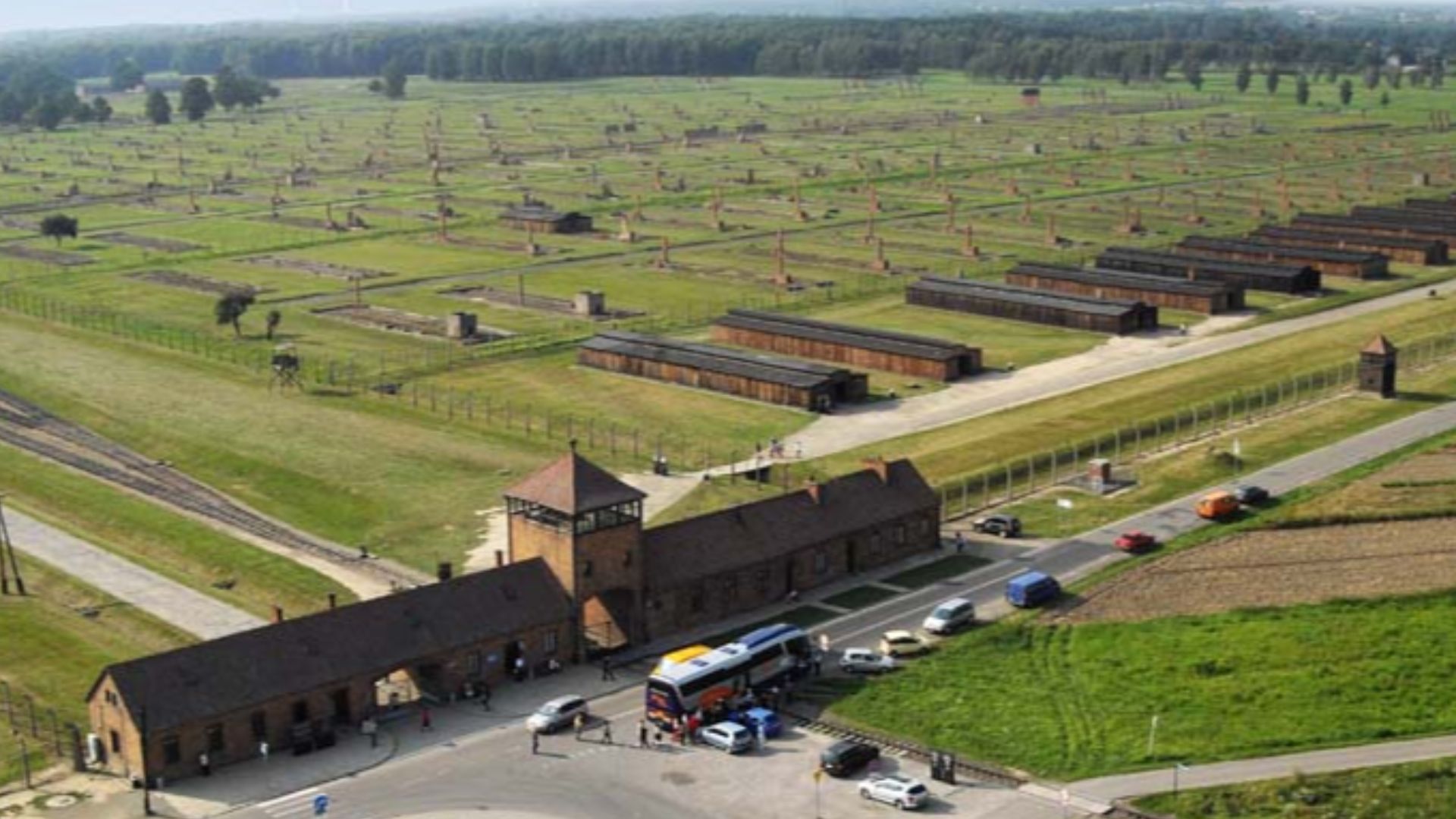 File:Museum Auschwitz Birkenau.jpg