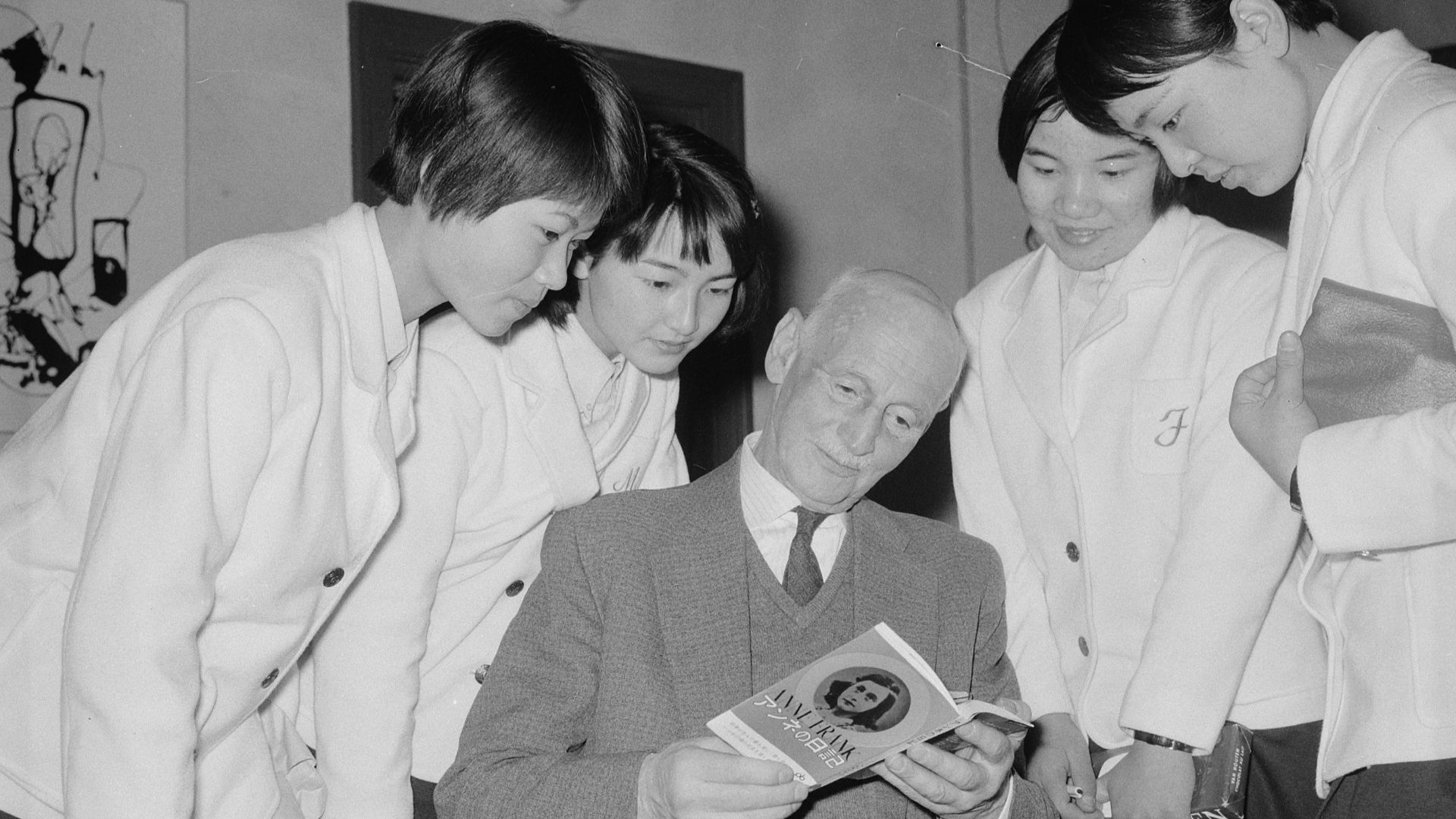File:Anne Frankreis voor vier Japanse meisjes, de heer Otto Frank met een der Japan, Bestanddeelnr 917-5680.jpg