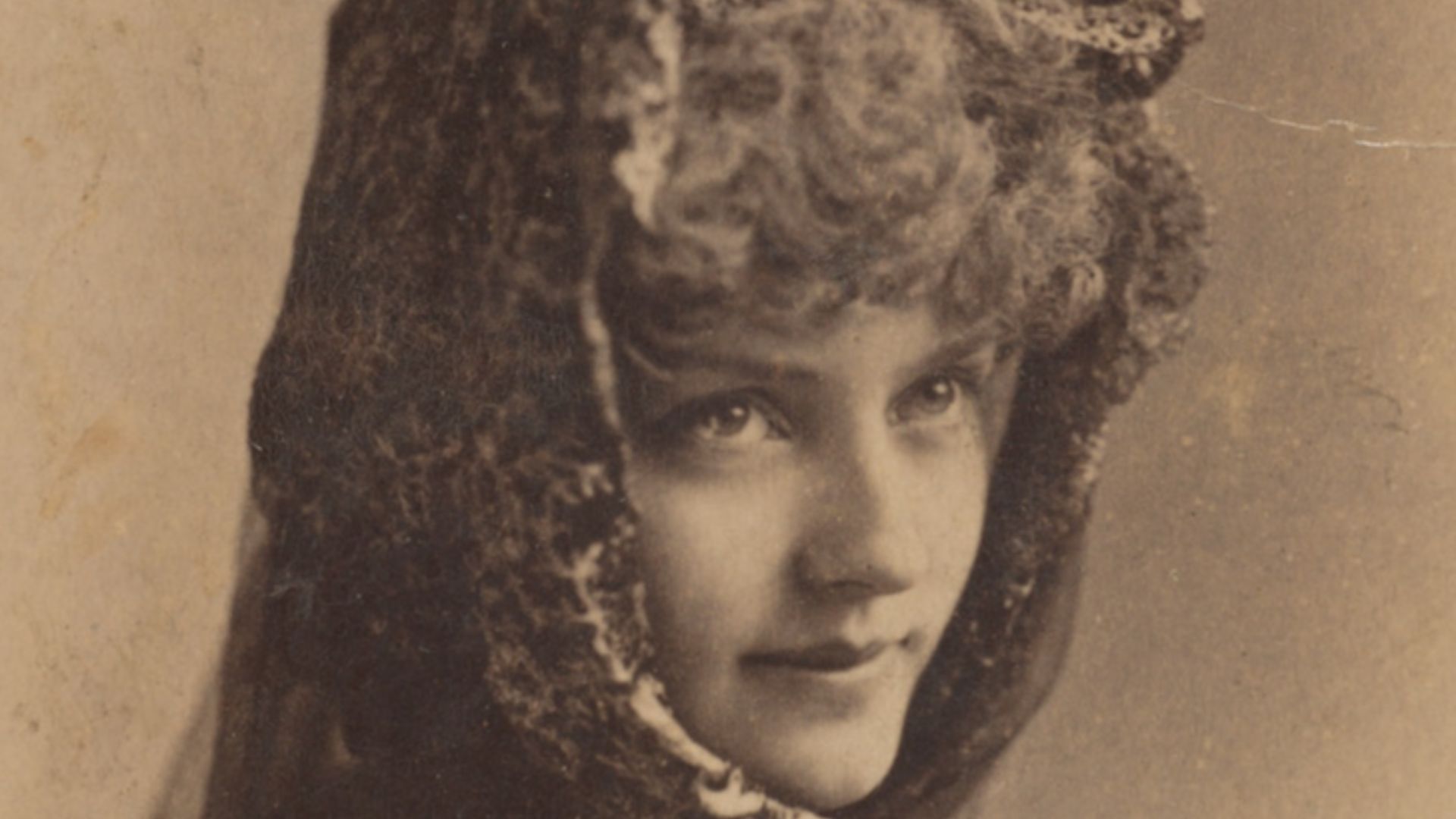 File:Lillian Russell, from the Actresses series (N246), Type 2, issued by Kinney Brothers to promote Sporting Extra Cigarettes MET DP860095.jpg