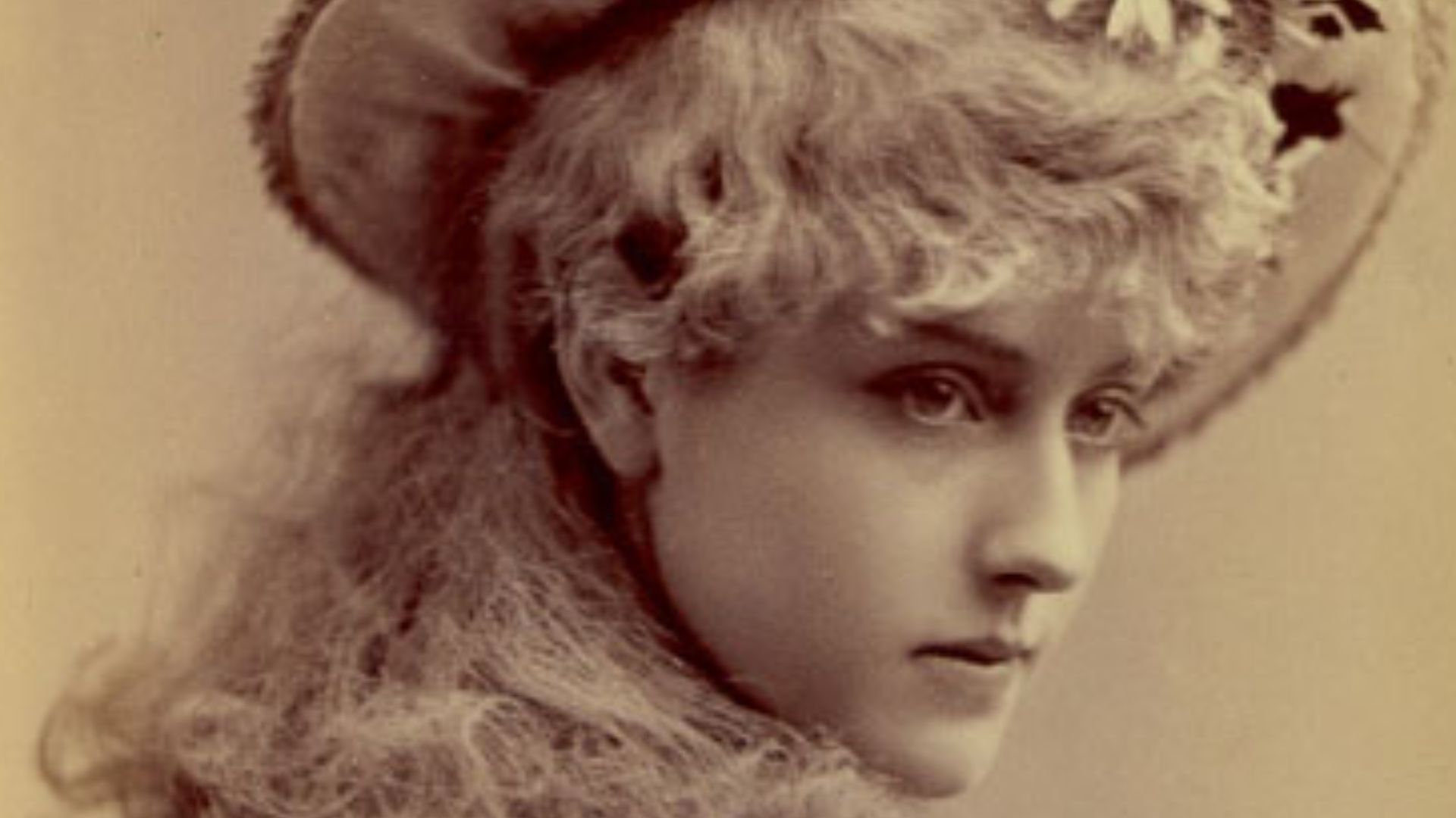 File:Lillian Russell in 1882.jpg