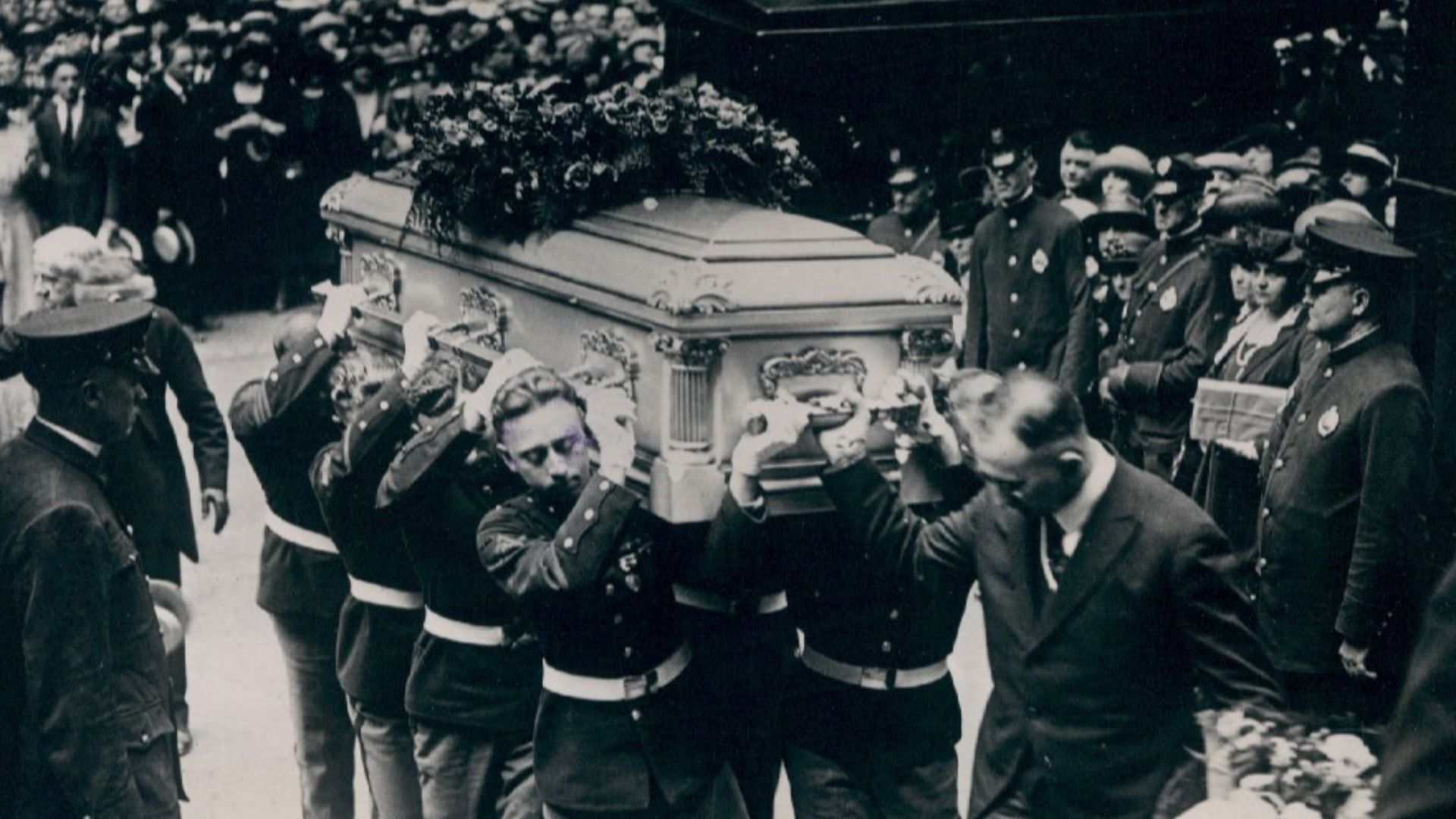 File:Impressive Scene at Lillian Russell Funeral.jpg