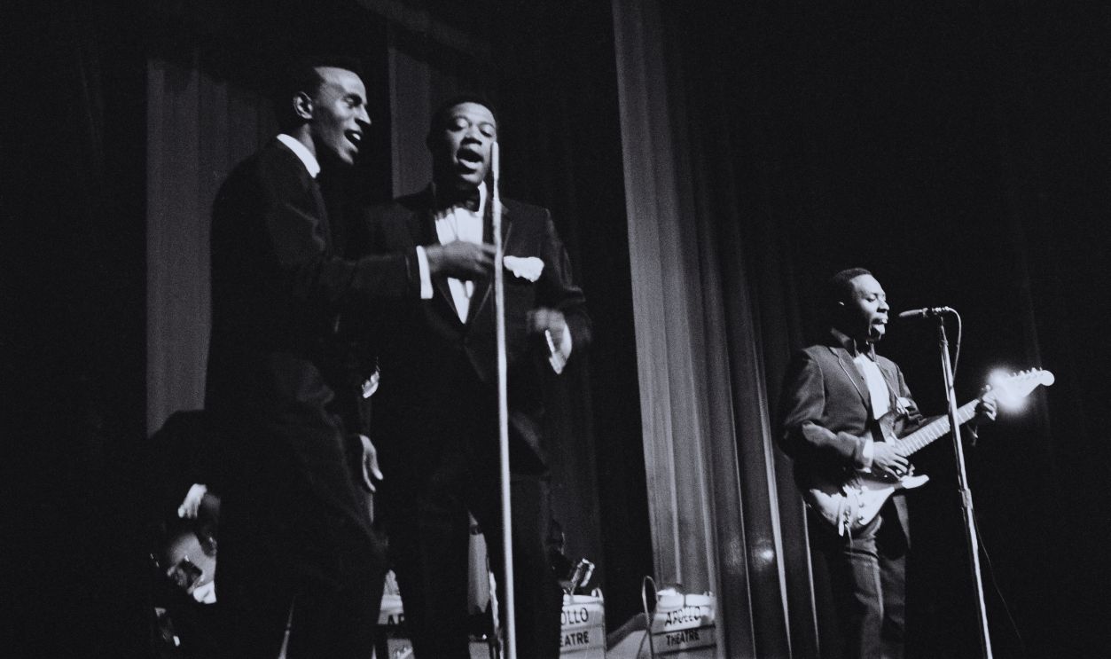 Gettyimages - 1014185548, The Impressions American group The Impressions perform with soul singers Jerry Butler and Betty Everett at the Apollo Theatre, New York City, circa 1965. From left to right, they are Sam Gooden, Fred Cash and Curtis Mayfield.