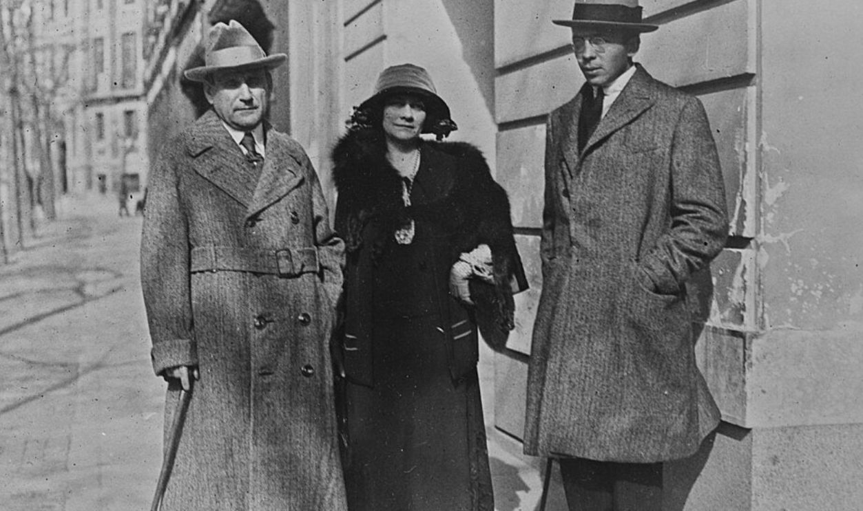 File : Mr. Moore, his wife, and his secretary (new U.S. Ambassador to Madrid) - btv1b53105493s.jpg