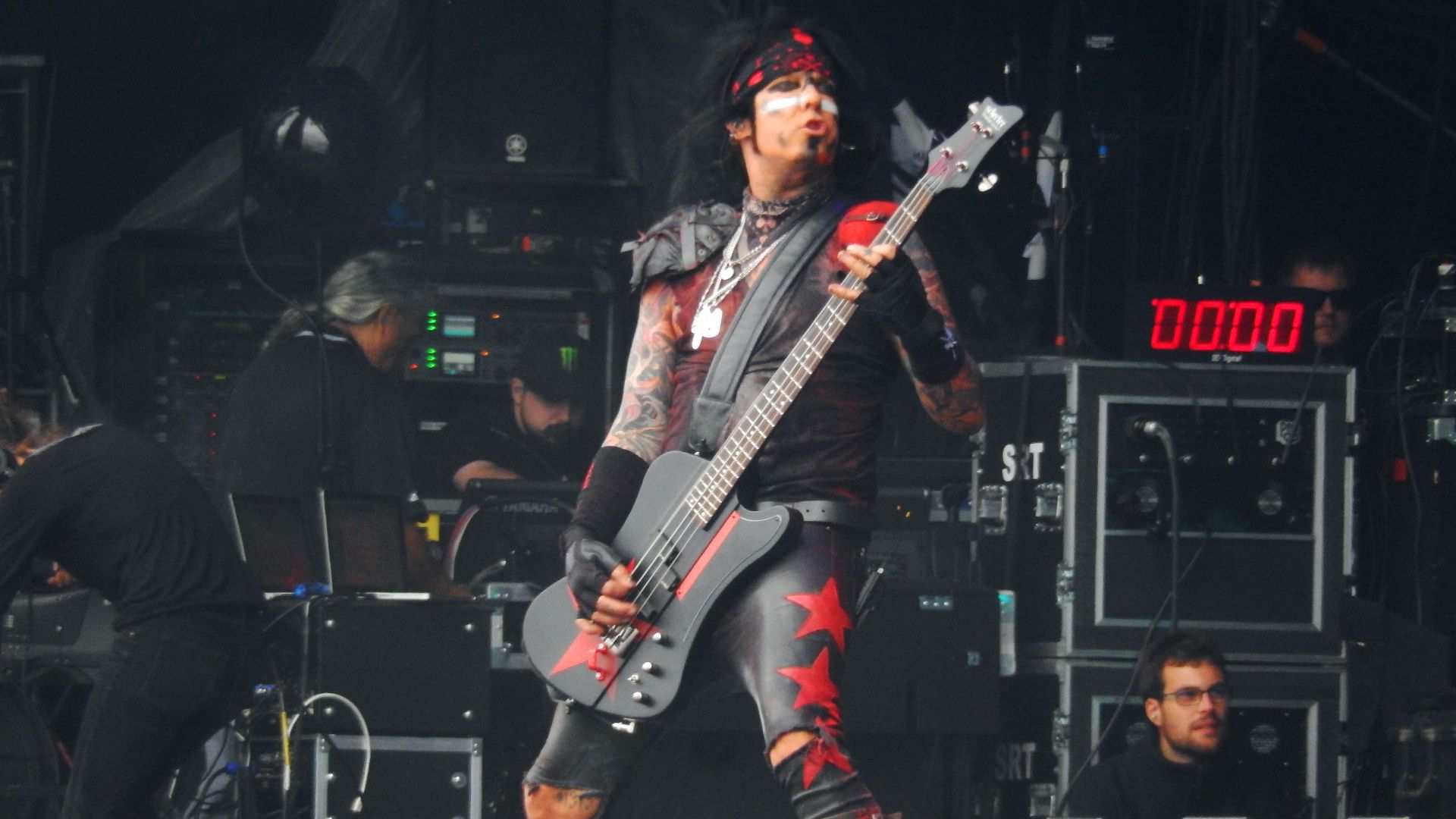 File:Nikki Sixx avec Sixx AM au Hellfest 2016.jpg