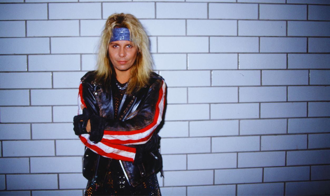 Gettyimages - 1252395886, Moscow Music Peace Festival 1989 (MANDATORY CREDIT Koh Hasebe/Shinko Music/Getty Images) Motley Crue, photo shoot in the backstage area, Moscow Music Peace Festival 1989 at Luzhniki Stadium, Moscow, USSR, 12th and 13th August, 1989. Vince Neil (vocals). 