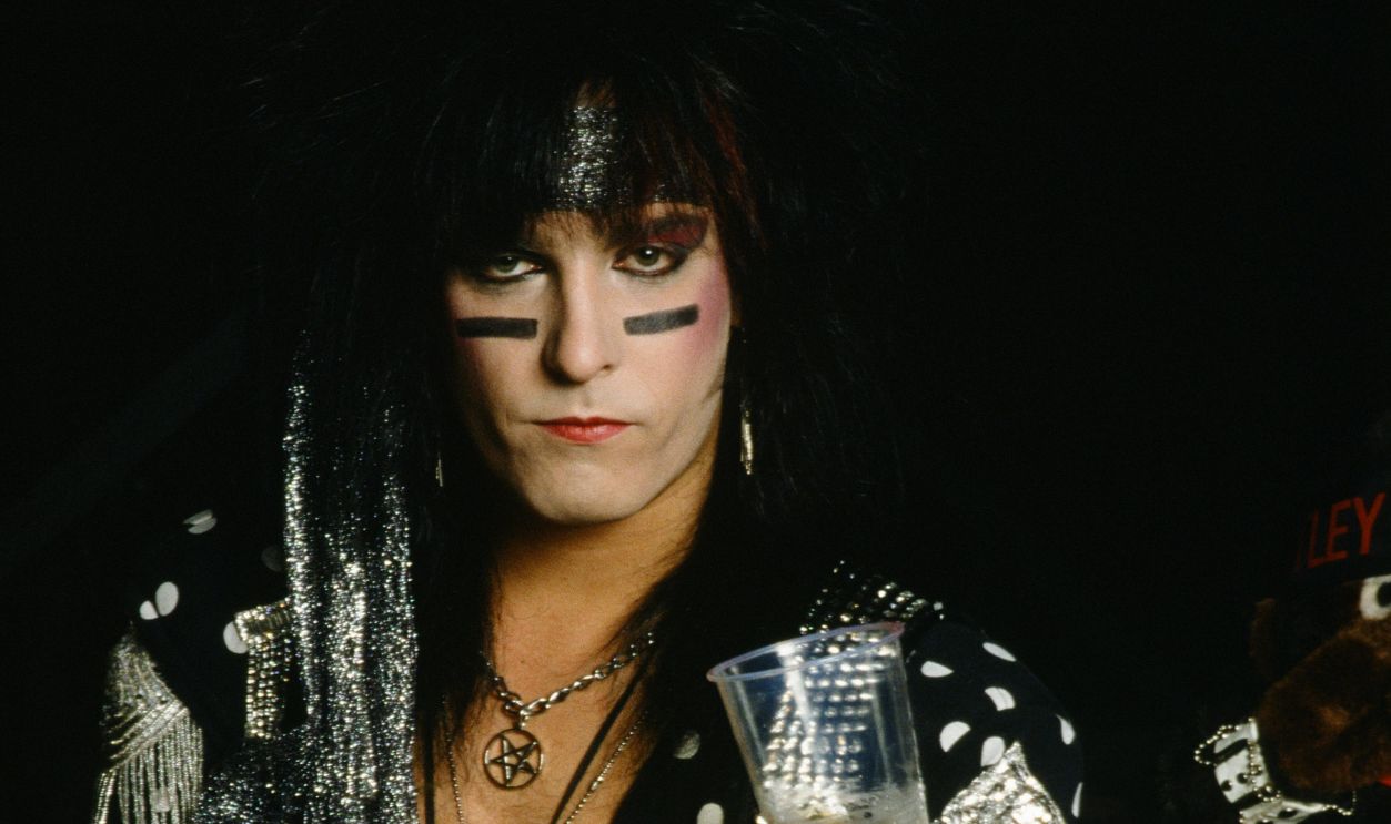 Gettyimages - 1264079824, Motley Crue First Japan Tour (MANDATORY CREDIT Gutchie Kojima/Shinko Music/Getty Images) Motley Crue, photo shoot in Tokyo, Japan, July 1985. Nikki Sixx (bass).