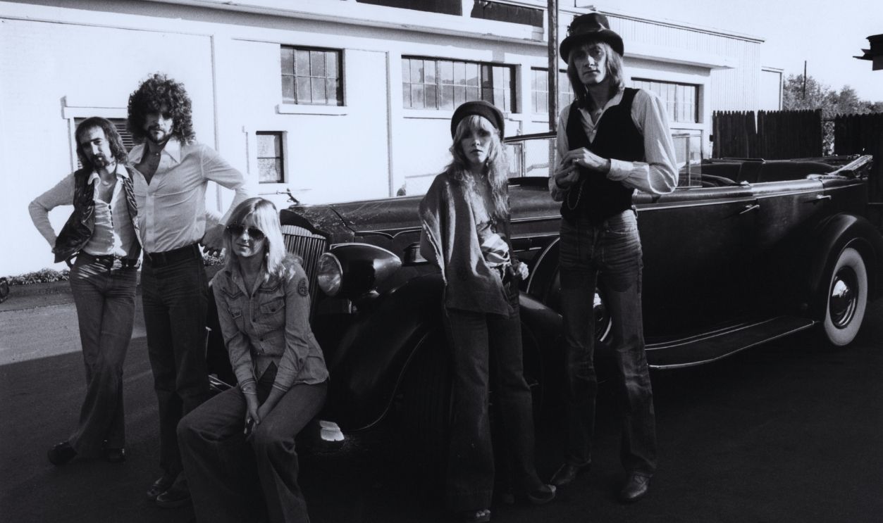 Gettyimages - 84893174, Stevie NICKS and Mick FLEETWOOD and FLEETWOOD MAC, L-R: John McVie, Lindsey Buckingham, Christine McVie, Stevie Nicks, Mick Fleetwood - posed, group shot, with car