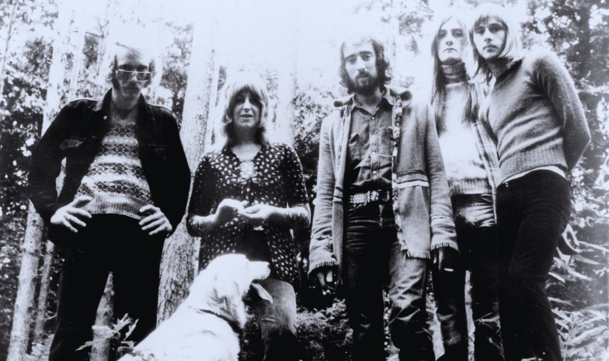 Gettyimages - 74271653, Fleetwood Mac Portrait With Dog CIRCA 1971: (L-R) Bob Welch, Christine McVie, John McVie, Mick Fleetwood, and Danny Kirwan of the rock group 