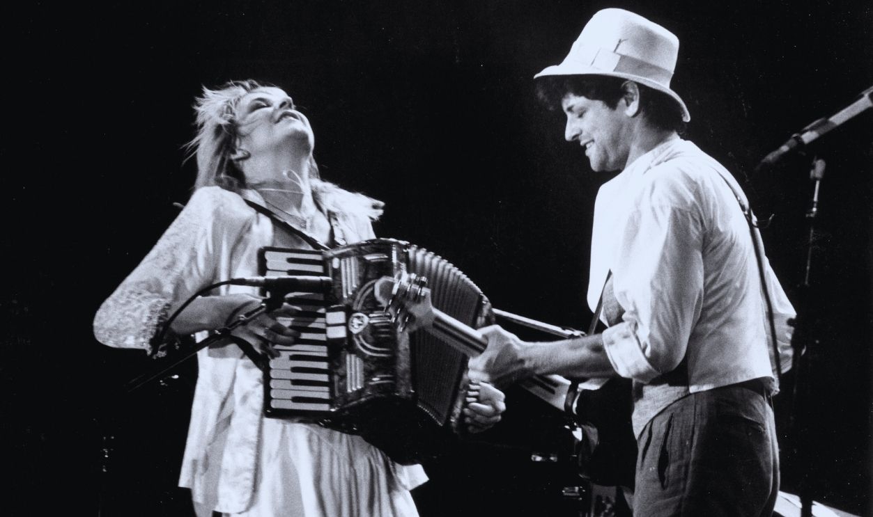 Gettyimages - 76056148, Fleetwood Mac Performing At US Festival SAN BERNARDINO, CA - MAY 1983: Singer Stevie Nicks and guitarist Lindsey Buckingham of the rock group 