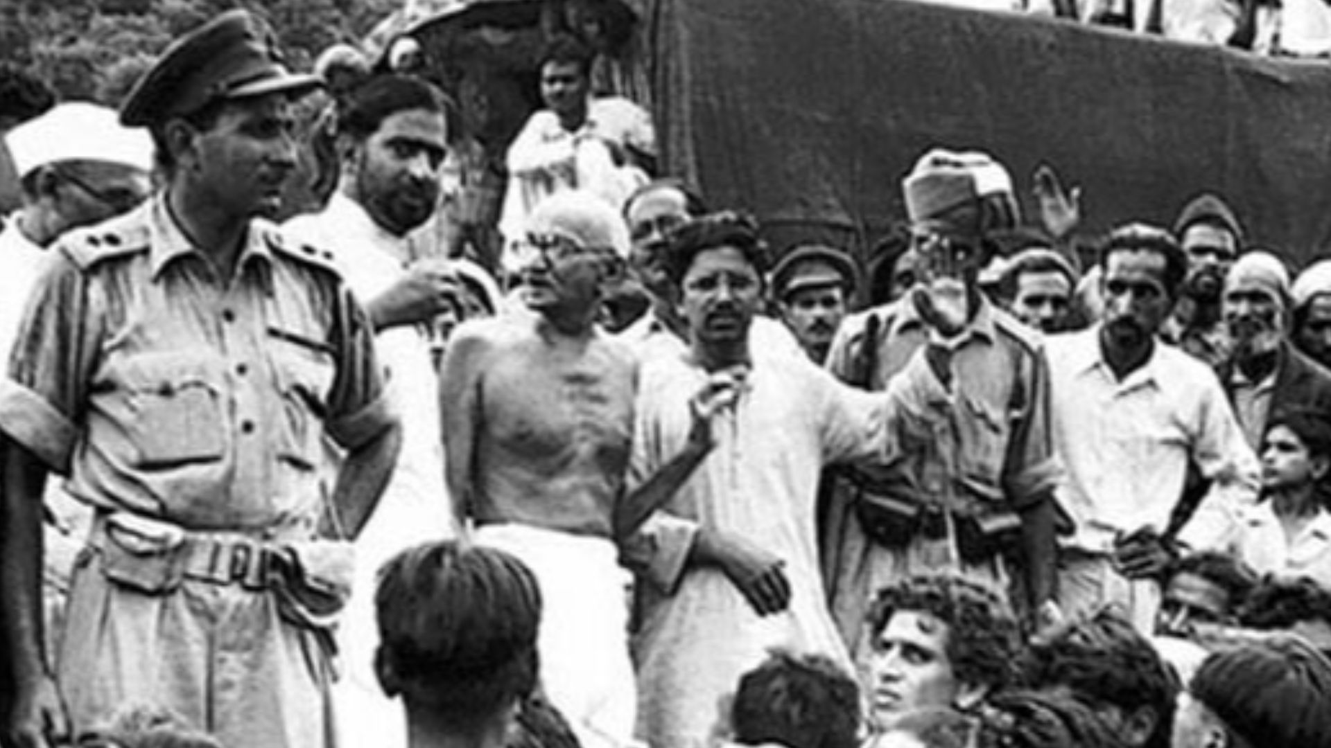 File:Gandhiji and Sub-Inspector Qurban Ali in Champaran (1917).jpg