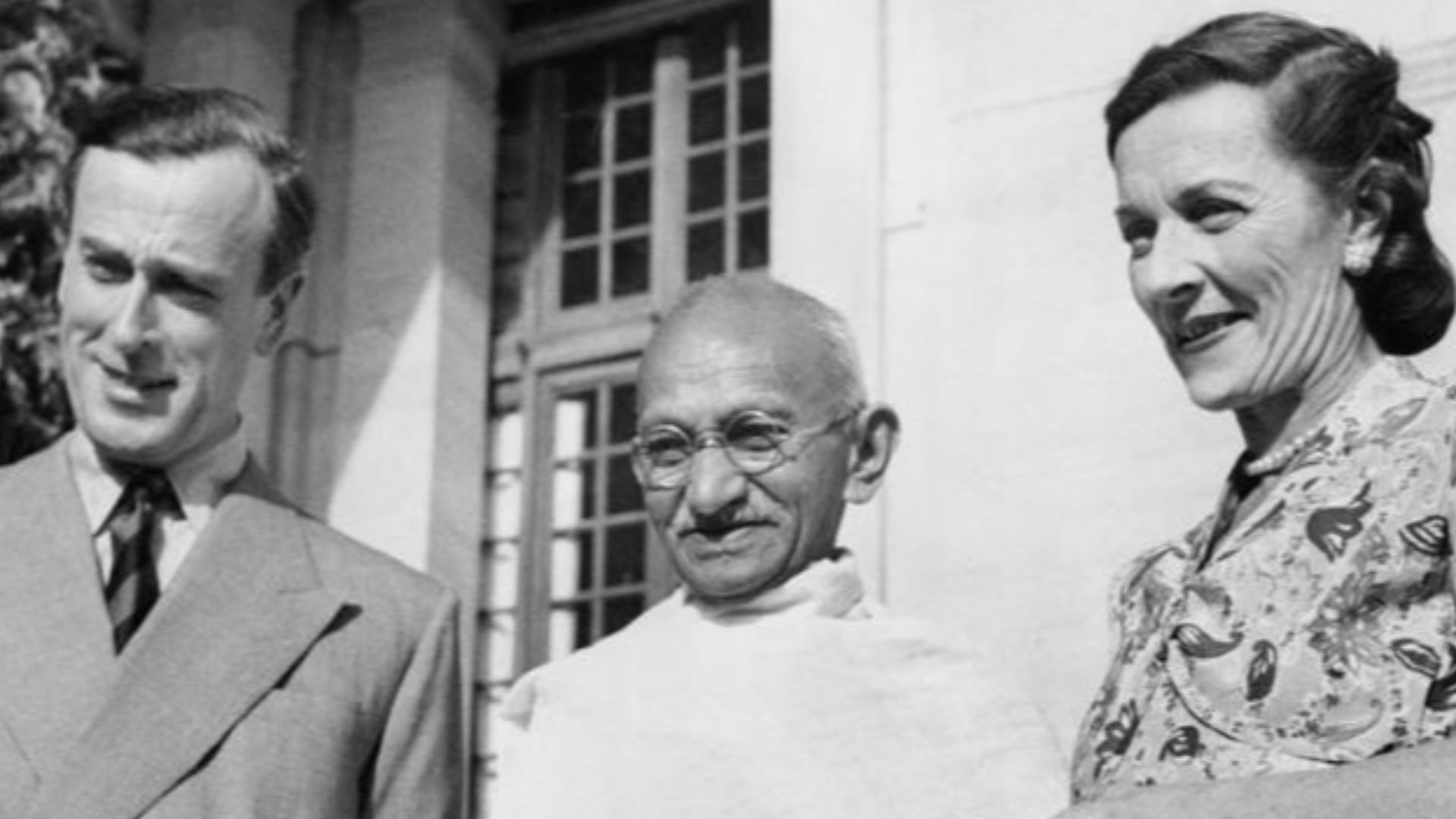 File:Mountbattens with Gandhi (IND 5298).jpg