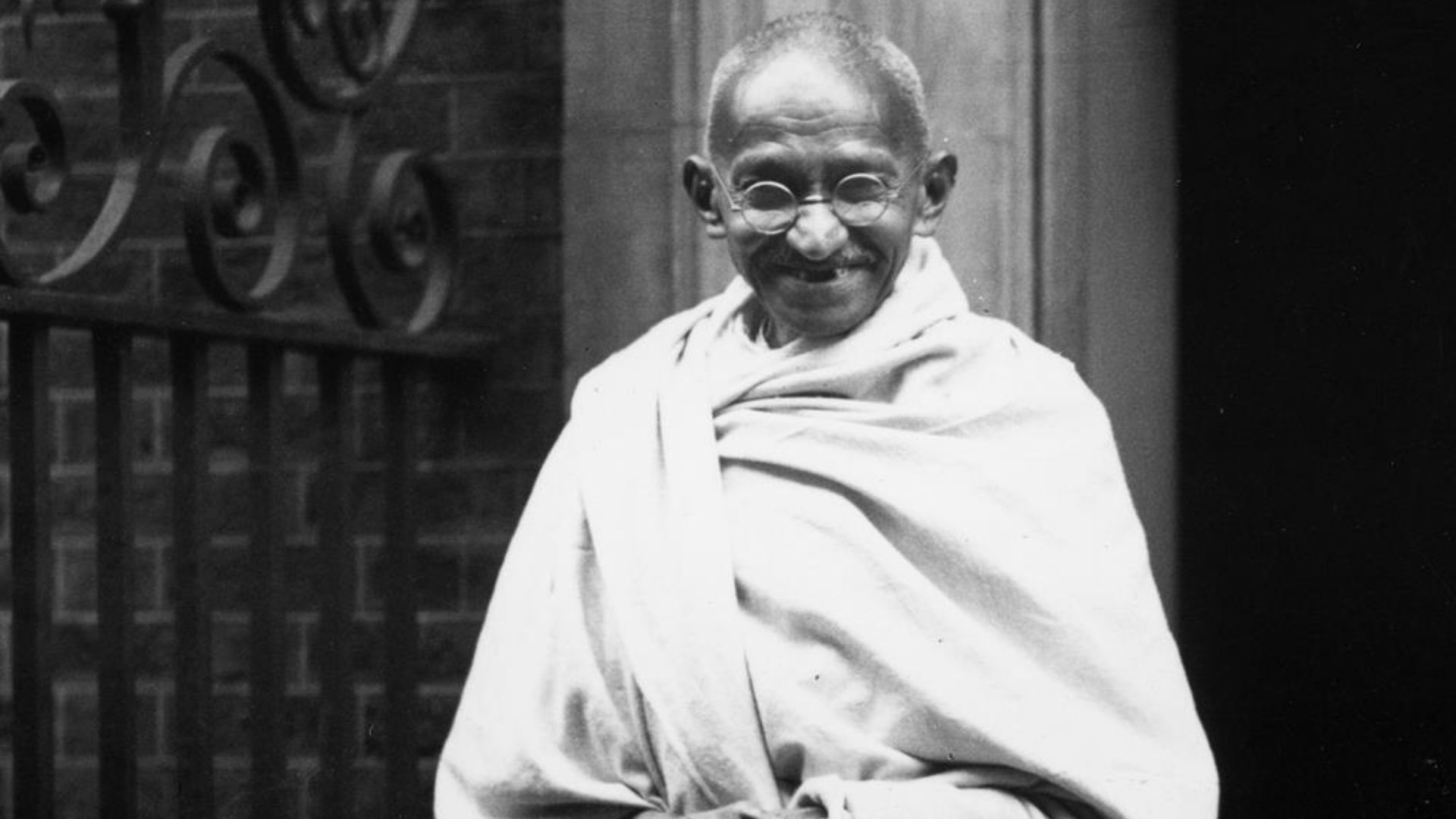 File:Gandhi outside 10 Downing Street, London.jpg