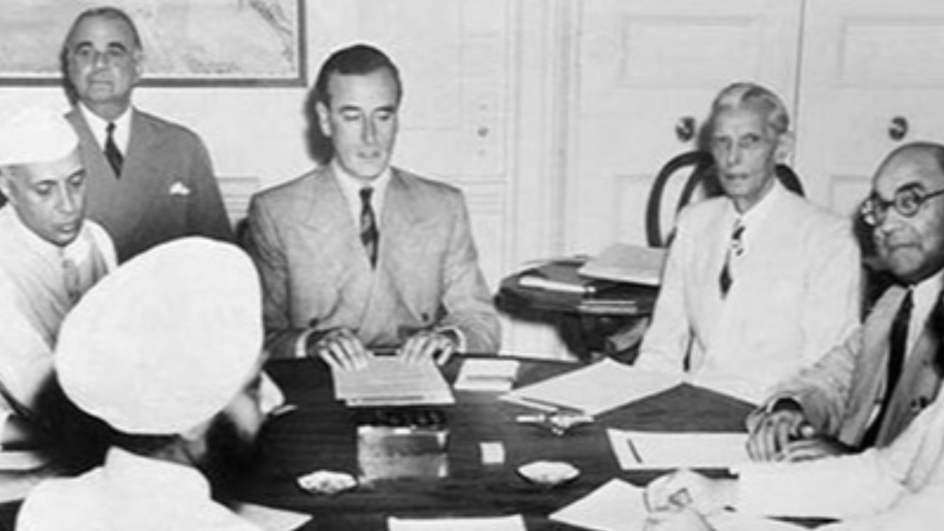 File:Lord Mountbatten meets Nehru, Jinnah and other Leaders to plan Partition of India.jpg
