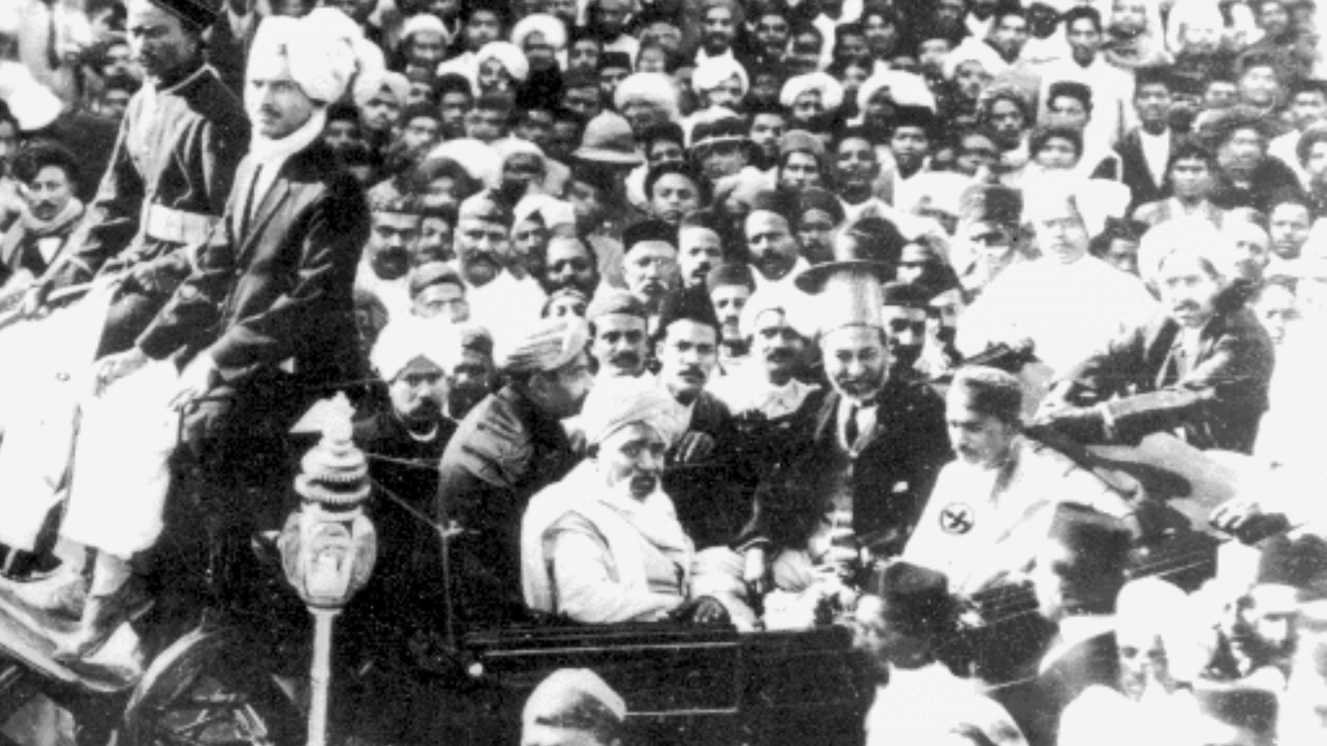 File:Gandhi back in india1915.gif