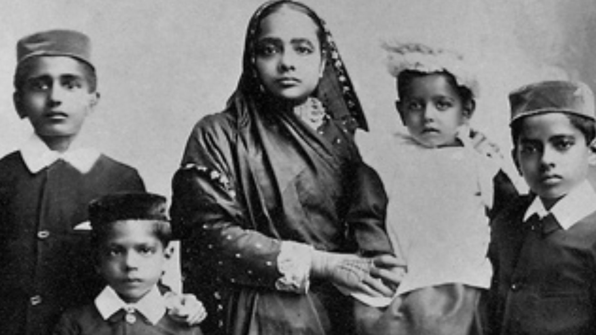 File:Kasturba and children.jpg
