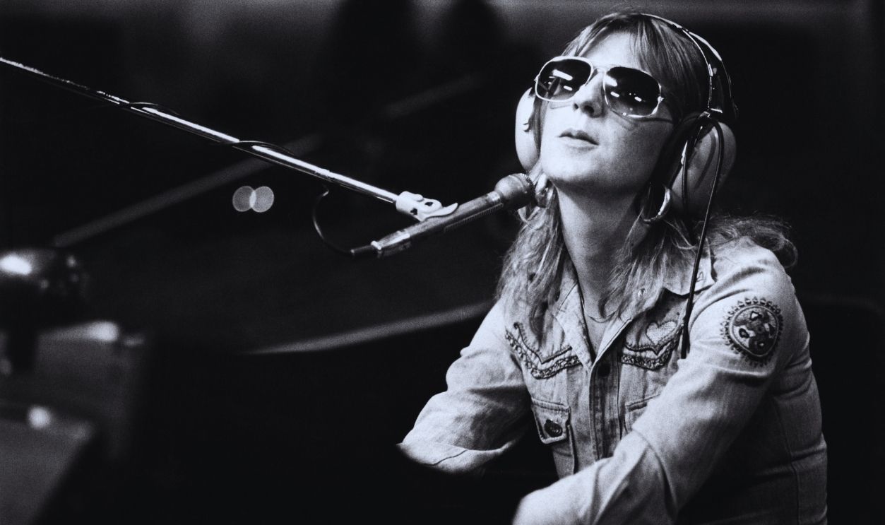 Gettyimages - 84893171, NEW HAVEN Photo of Christine McVIE and FLEETWOOD MAC, Christine McVie in recording studio, wearing sunglasses