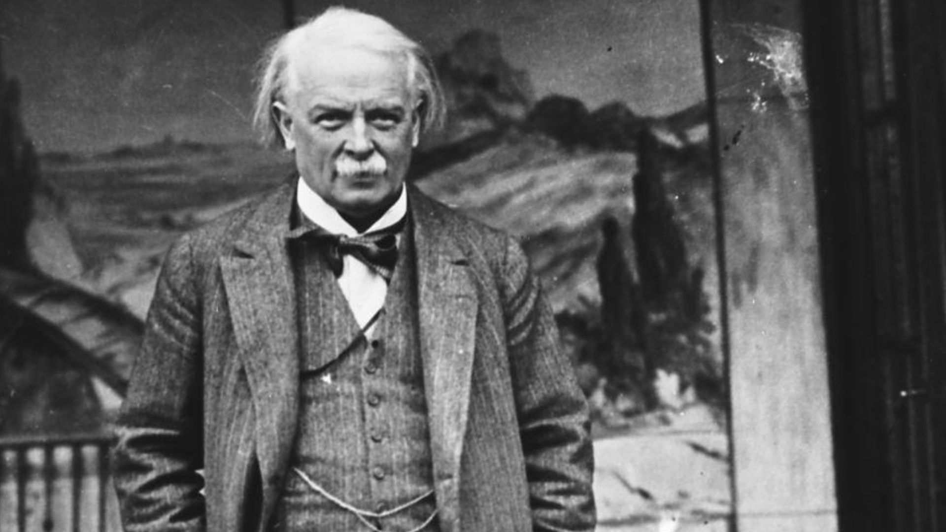File:David Lloyd George with his dogs (1537862).jpg