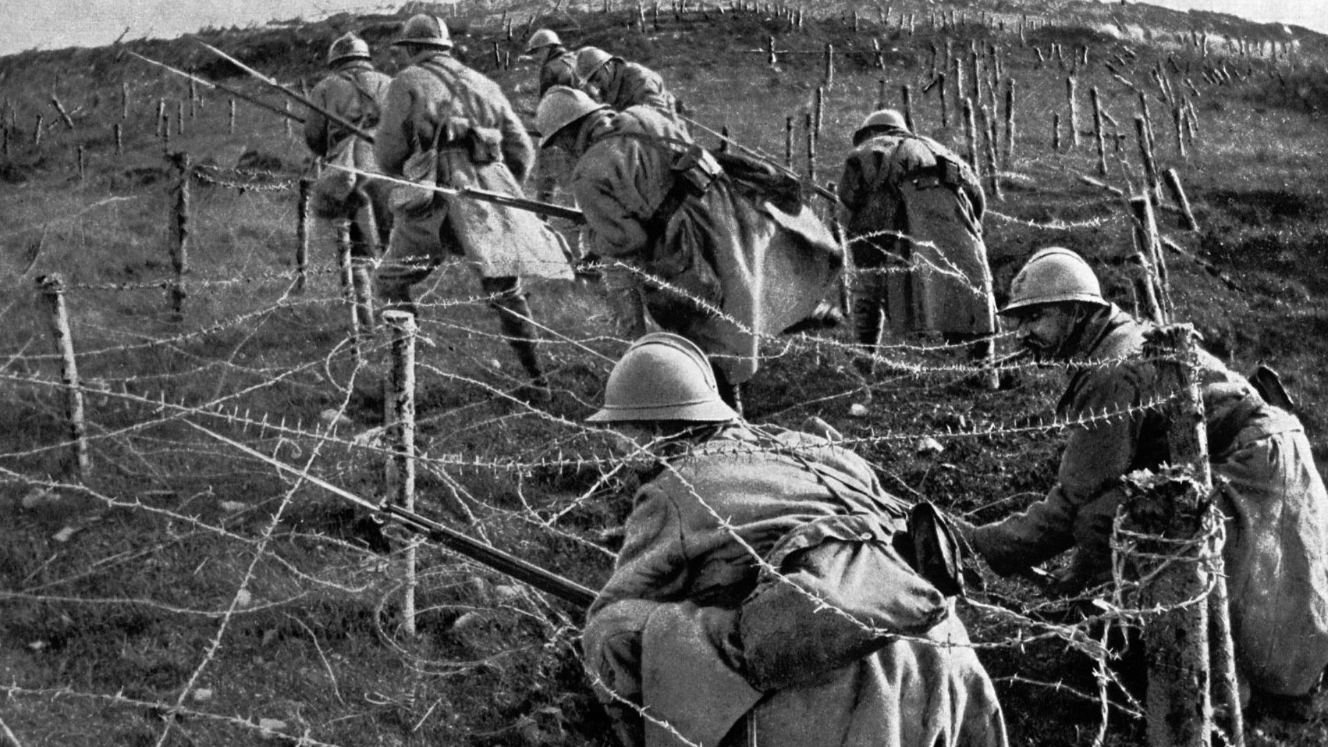 File:French soldiers pushing through enemy barbed wire, 1915 (49913128013).png