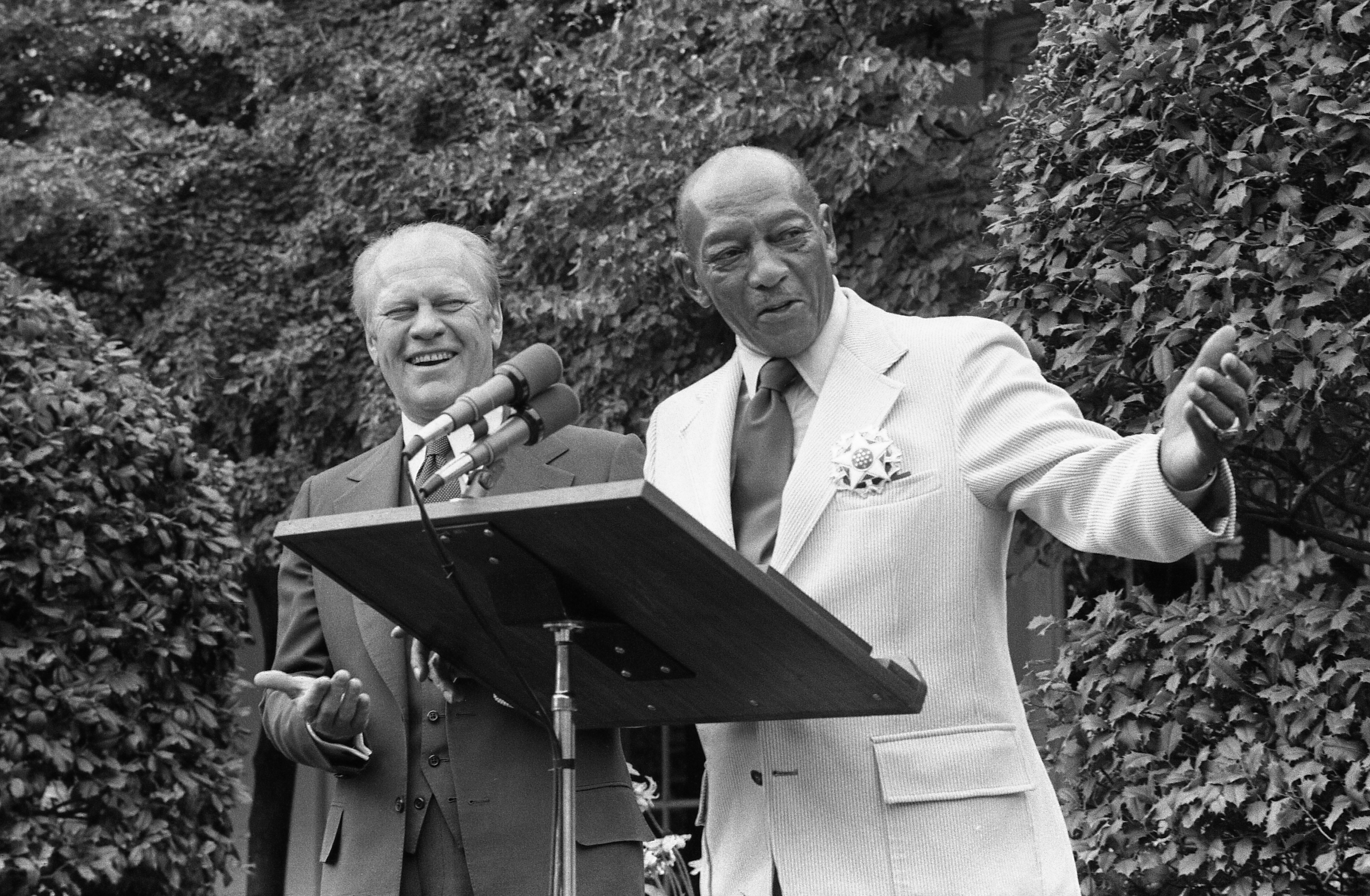 File:Photograph of President Gerald Ford and Jesse Owens during the Presentation of the Presidential Medal of Freedom in the East Garden of the White House - NARA - 7062576.jpg