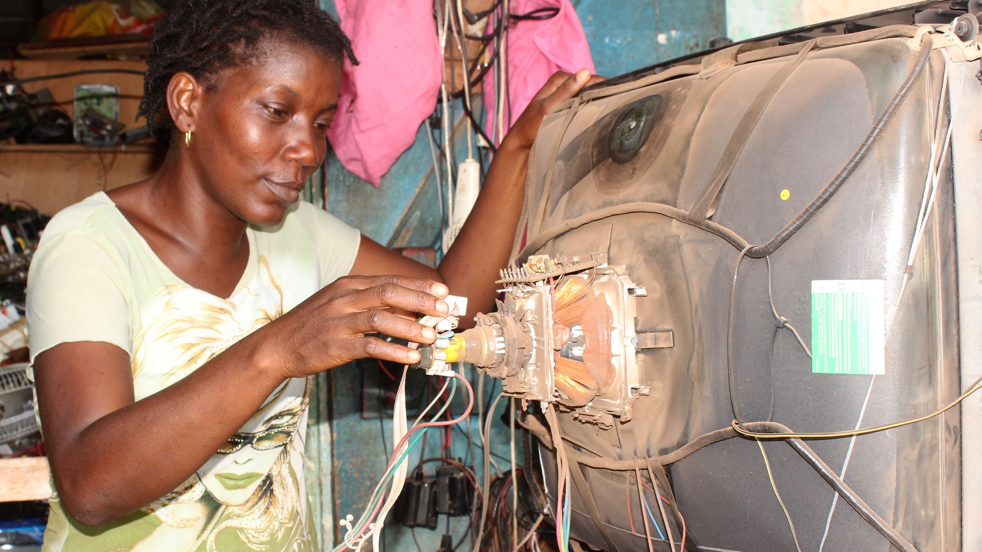 File:Reparatrice de television 15.jpg