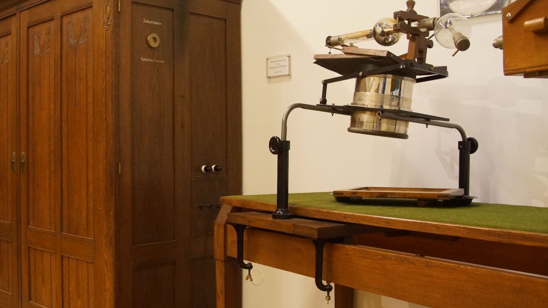 File:Röntgenapparat von Siemens und Halske um 1912.JPG