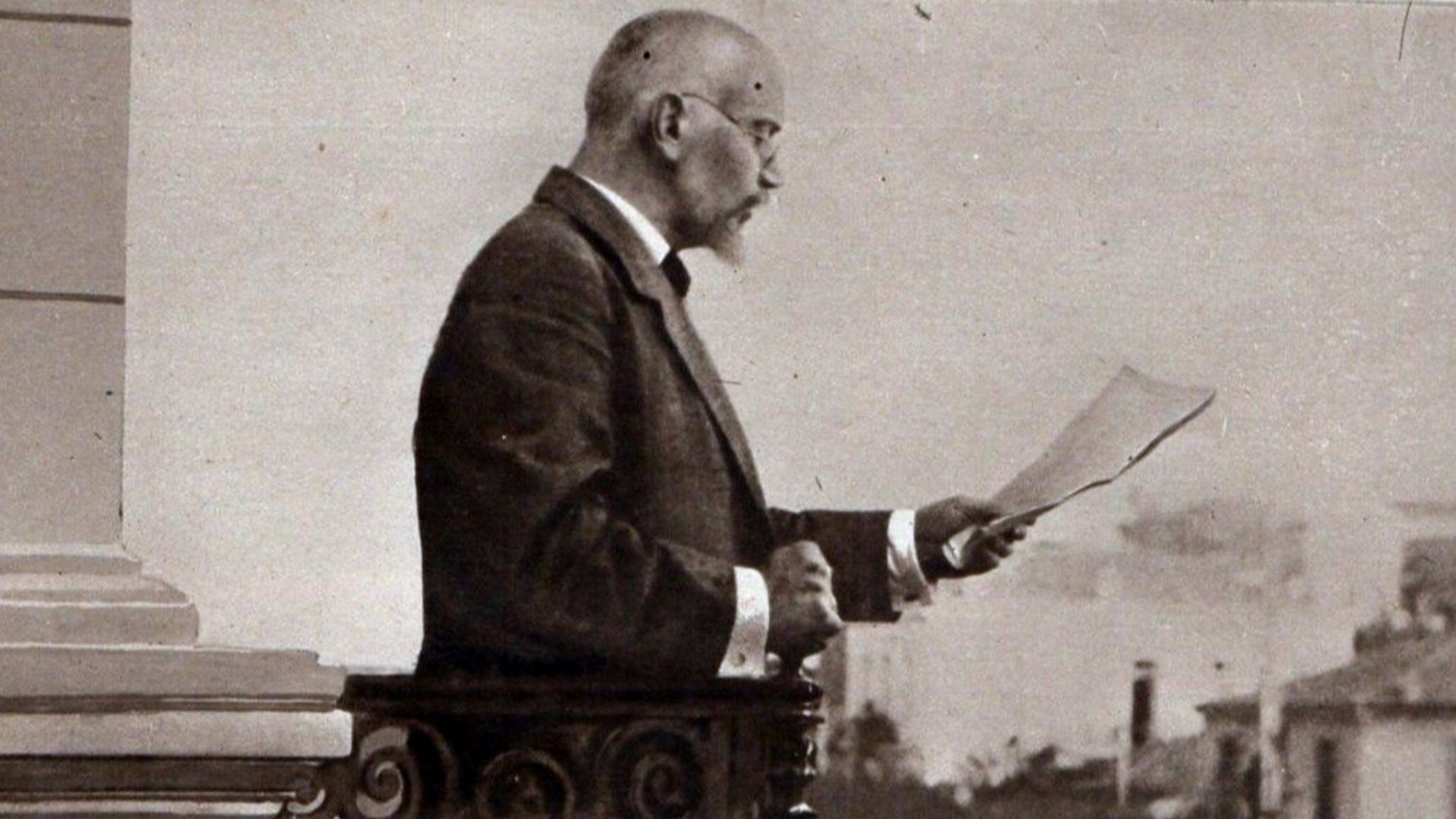 File:Venizelos lit une adresse au roi.jpg