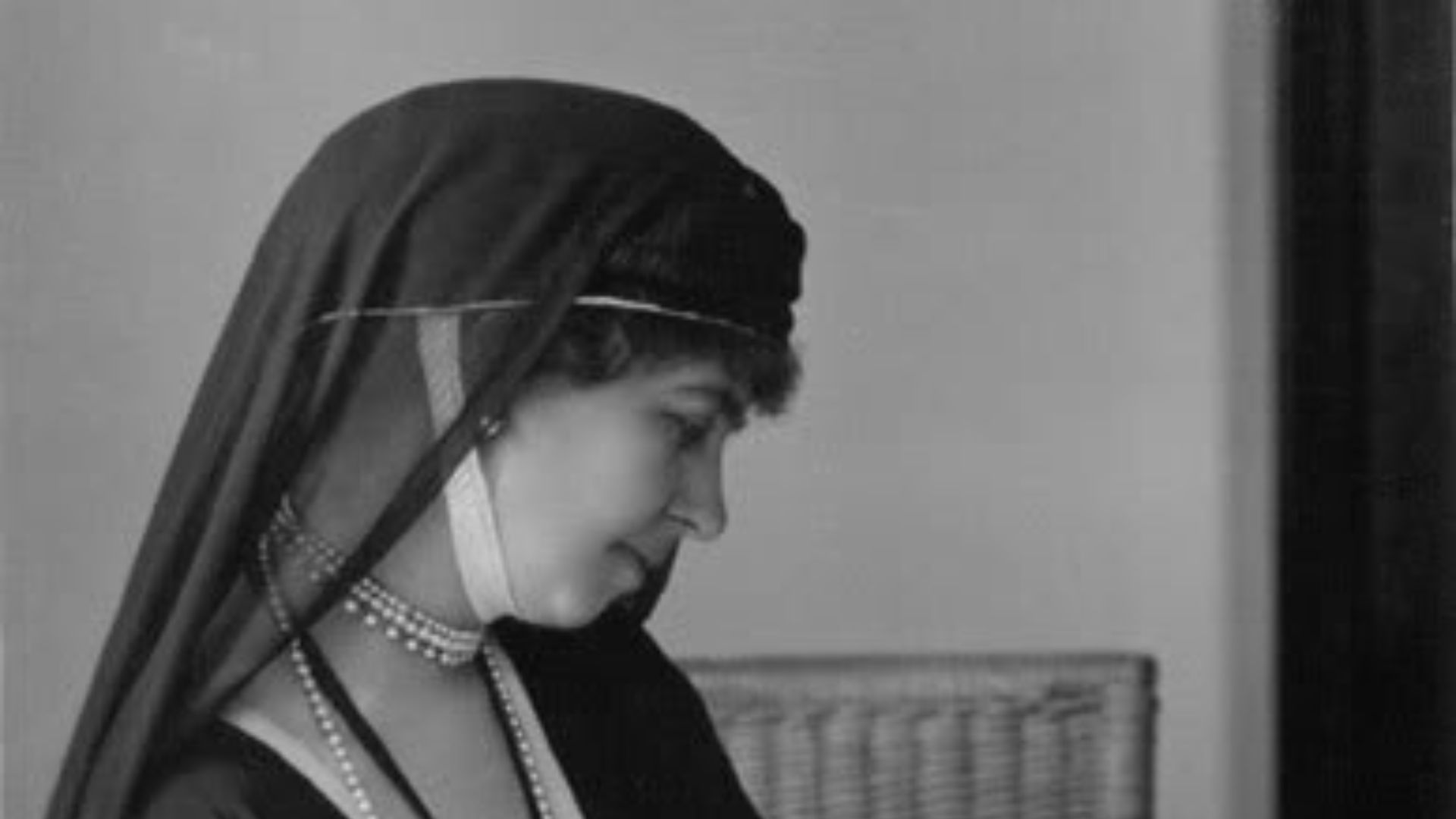 File:Alejandra de Grecia con su abuela Sofía de Prusia.jpg