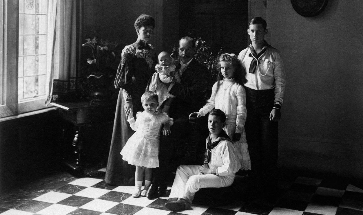 Gettyimages - 543833063, Constantine I King of Greece*02.08.1868-11.01.1923+with his wife Princess Sophie of Prussia and the children George II, Alexander I, Helen, Paul and Irene - 1904-