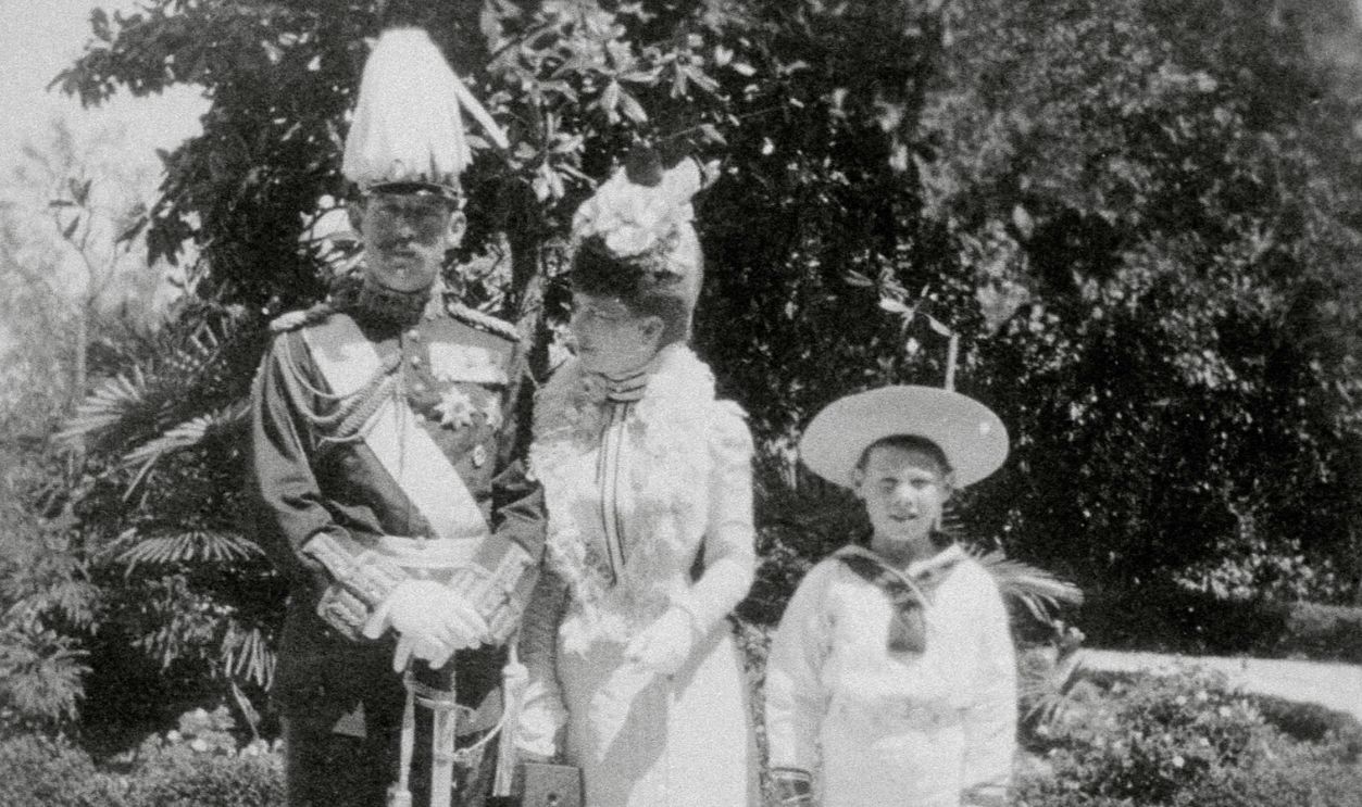 Gettyimages - 535797697, King Constantine of Greece, his wife, Queen Sophia, and their son, Prince George King Constantine (1868-1923), Queen Sophia of Prussia (1870-1932) and Prince George (1890-1947).