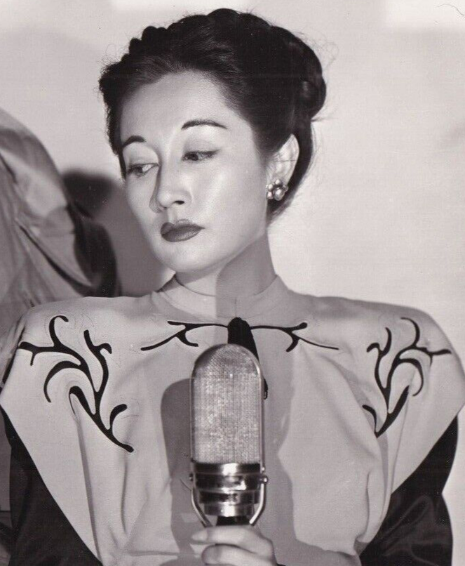 File:Tokyo Rose (1946) Press Photo of Byron Barr and Lotus Long.jpg