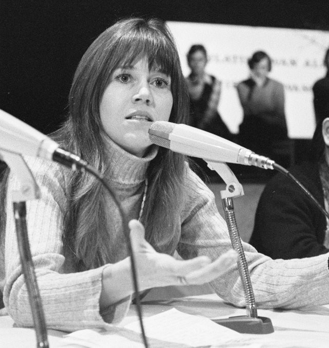 File:Jane Fonda discusses Vietnam at a press conference in Nijmegen.jpg
