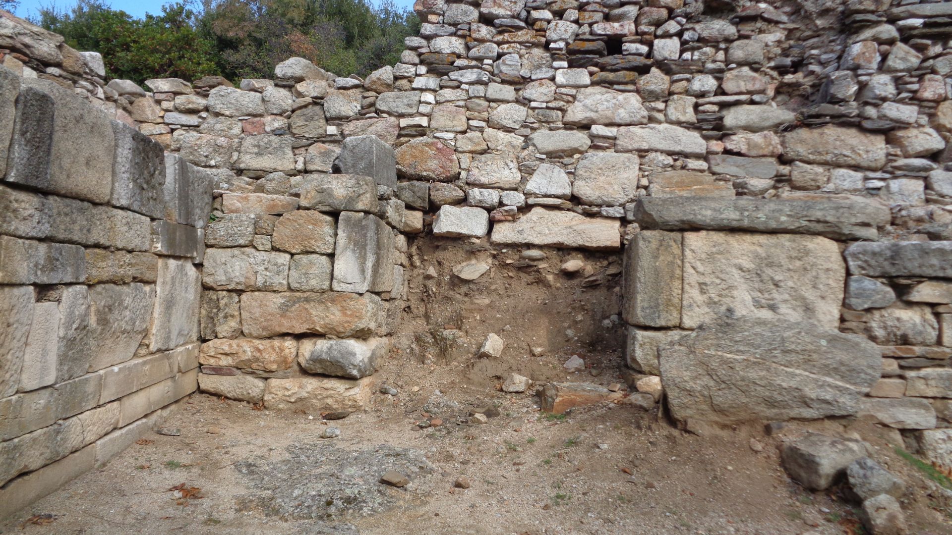 File:Aristotle tomb - grave, Stagira, Greece.jpg