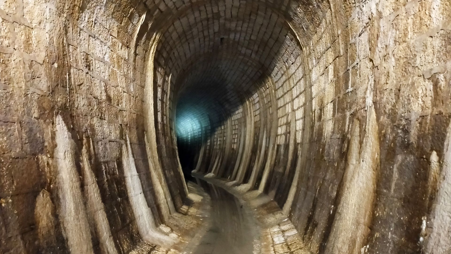 File:Imbocco Emissario di Claudio.jpg