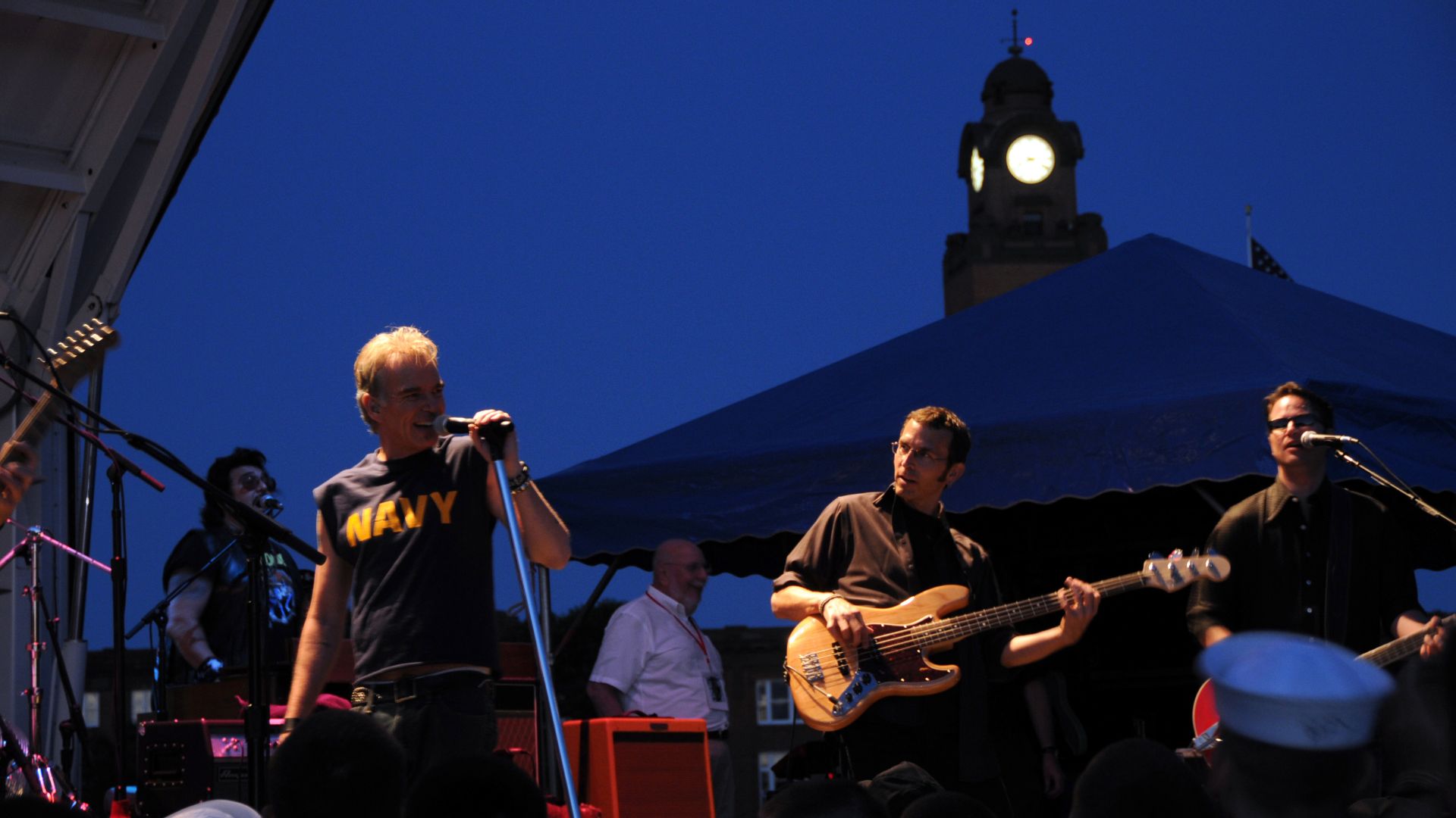 File:US Navy 090810-N-1232M-334 Actor and musician Billy Bob Thornton and special guest The Boxmasters entertain Sailors from various commands at Naval Station Great Lakes during a free concert on Ross Field.jpg