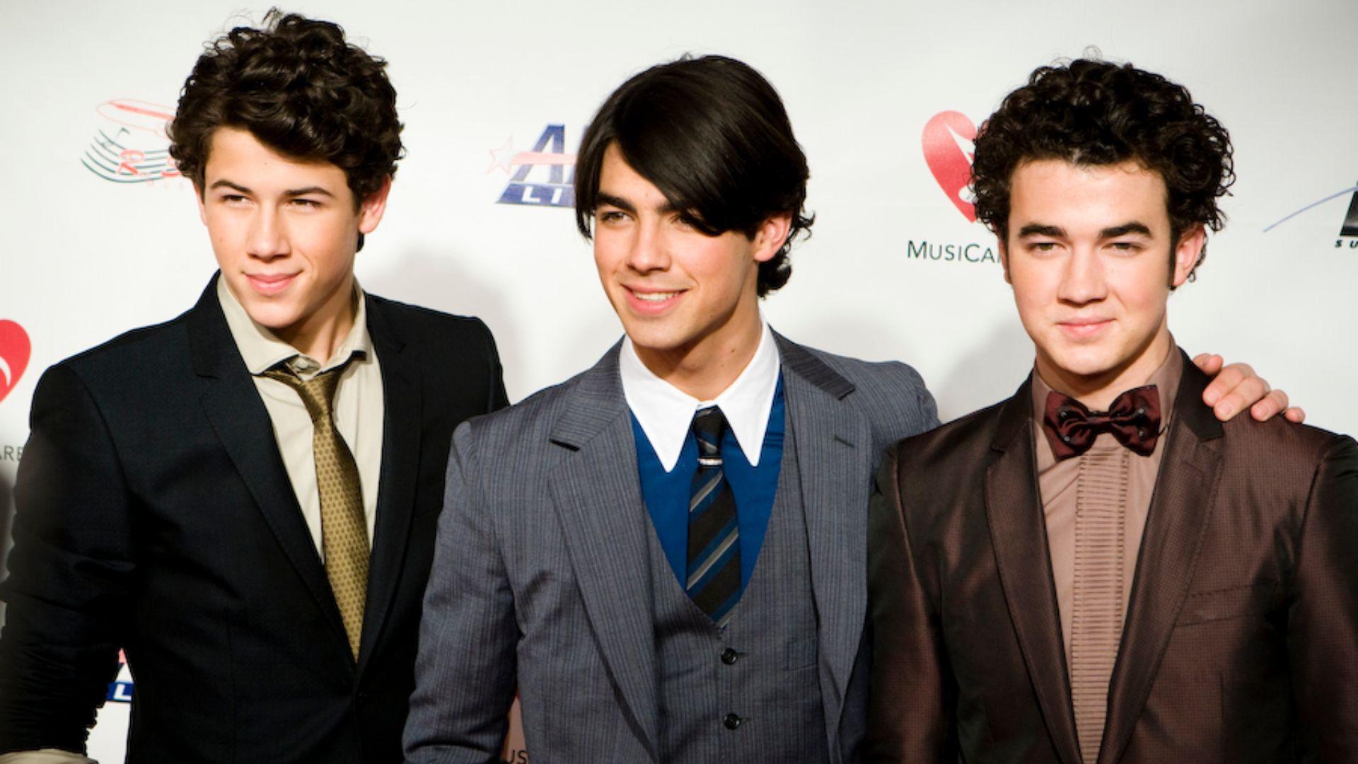 File:Jonas Brothers 2009.jpg