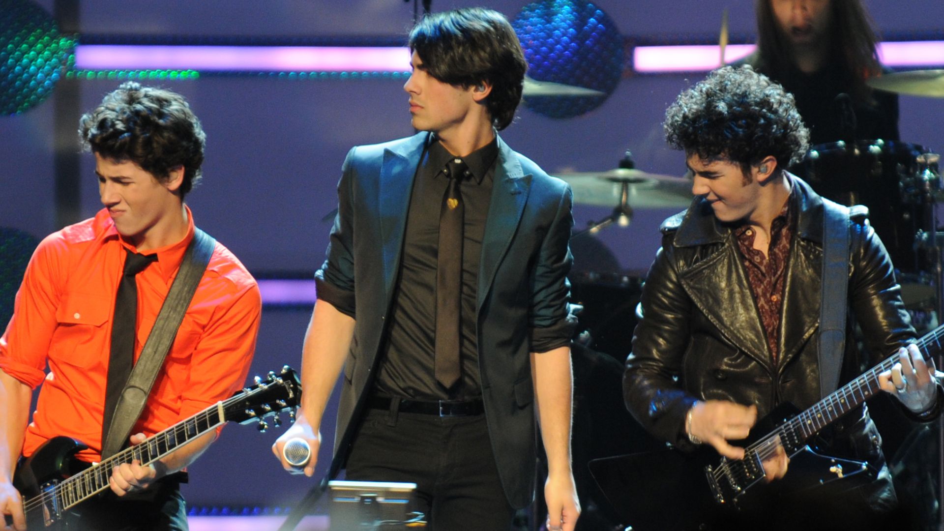 File:The Jonas Brothers perform at the Kids' Inaugural cropped.jpg
