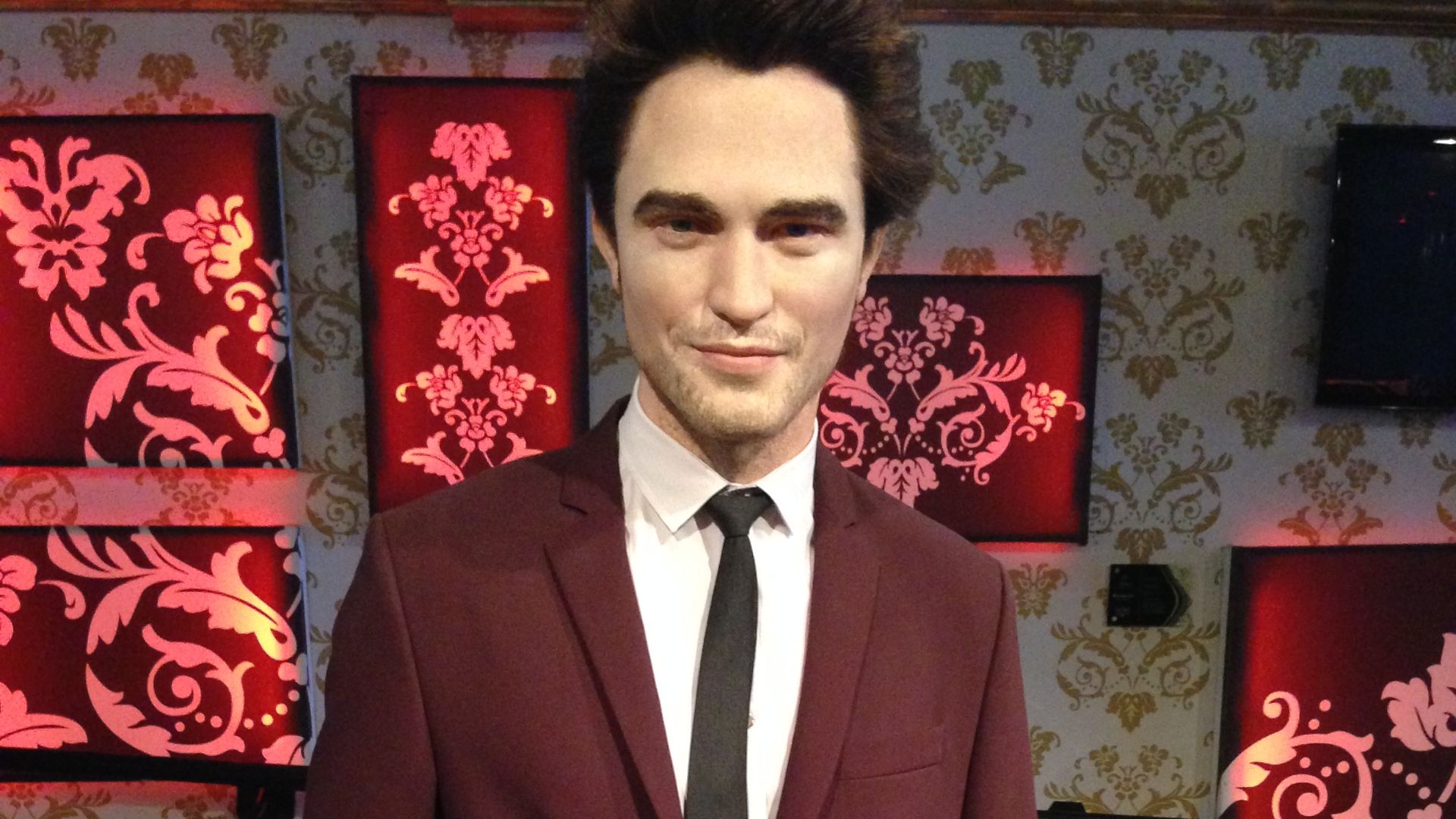File:Robert Pattinson figure at Madame Tussauds London.jpg