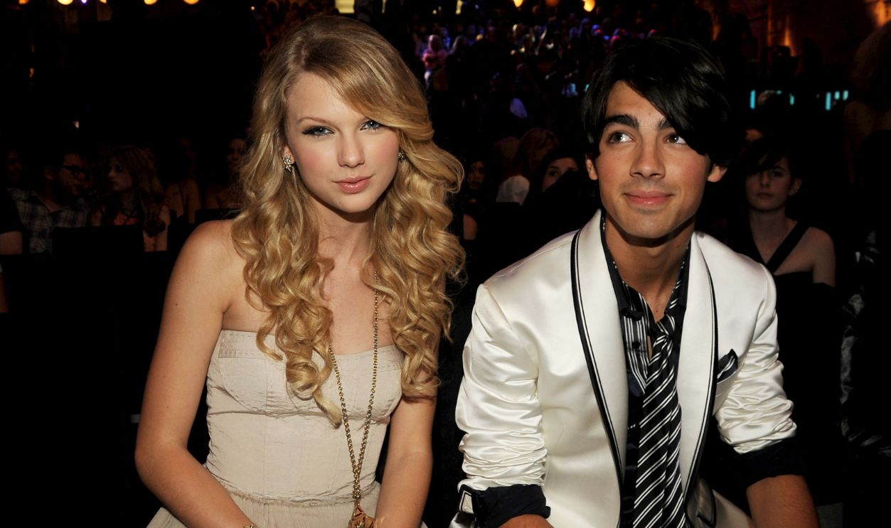 Singers Taylor Swift and Joe Jonas at the 2008 MTV Video Music Awards at Paramount Pictures Studios on September 7, 2008 in Los Angeles, California.
