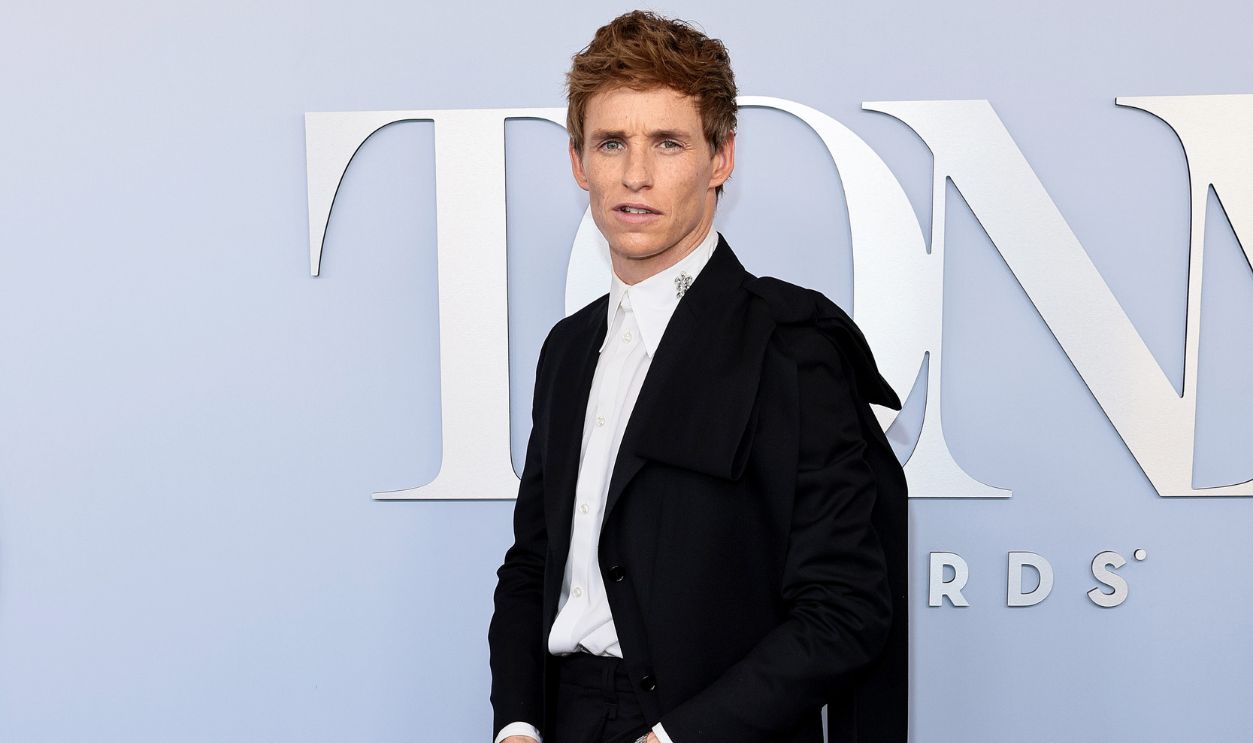  Eddie Redmayne attends the The 77th Annual Tony Awards at David H. Koch Theater at Lincoln Center on June 16, 2024 in New York City.