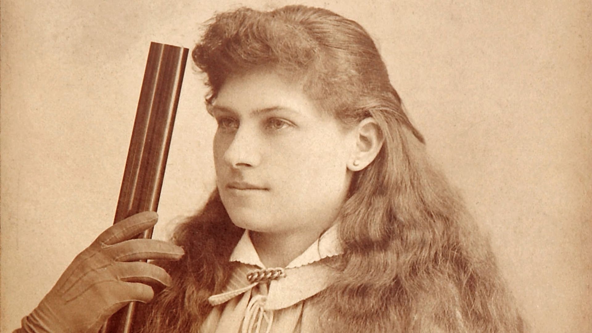 File:Annie Oakley by Baker's Art Gallery c1880s-crop.jpg