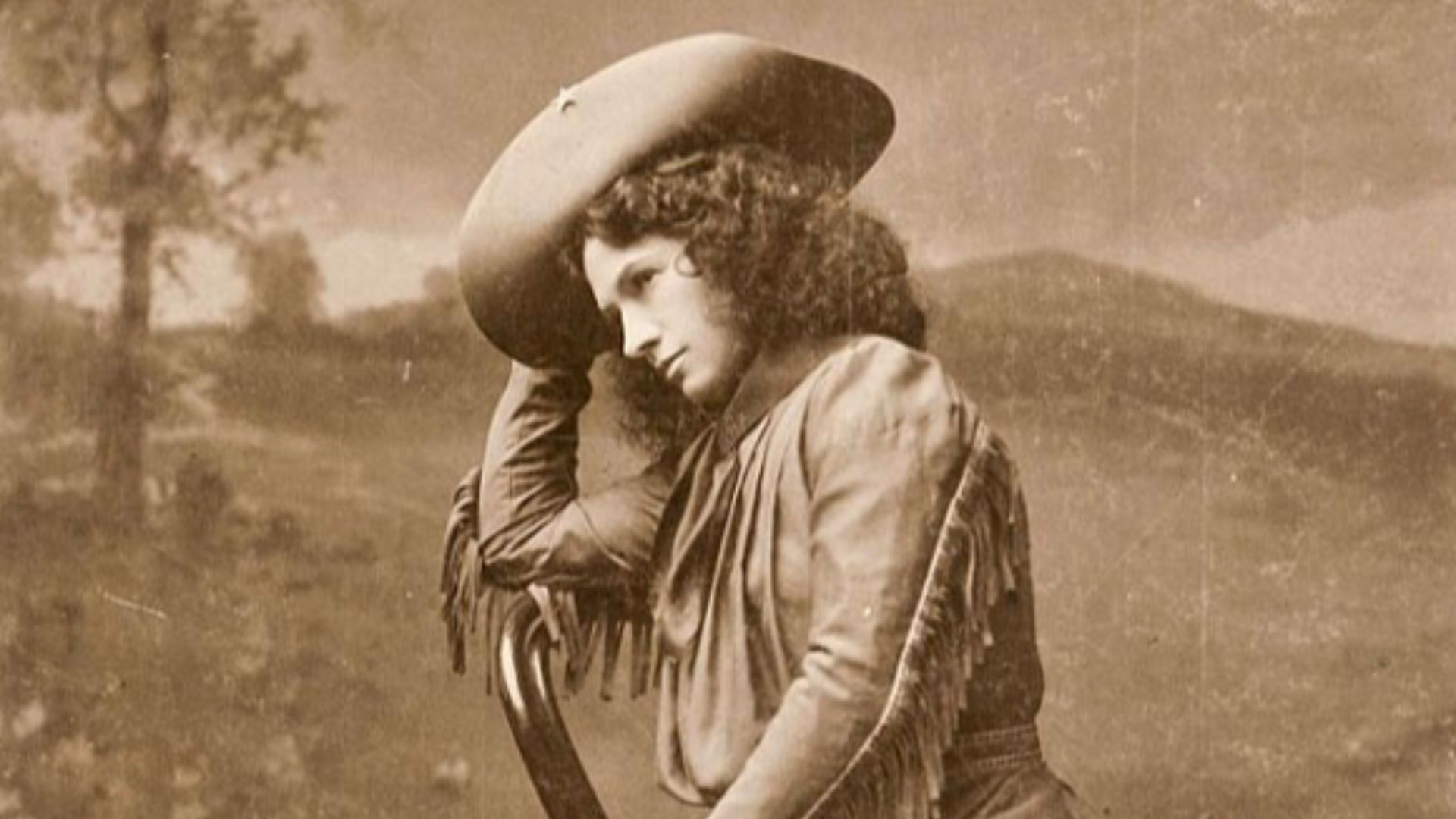 File:Annie Oakley with her gun.jpg